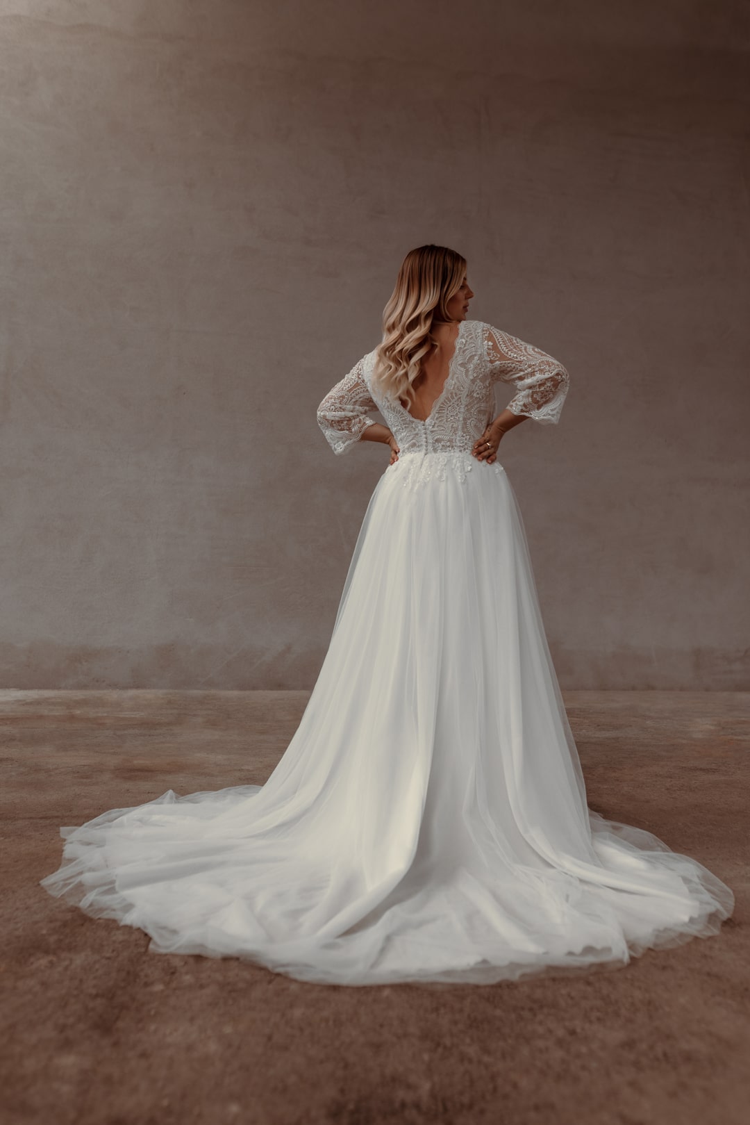 lina becker_brautatelier ried_77321_brautkleid_boho_prinzessin_softtüll_v-ausschnitt_3-4 ärmel_spitze_ivory_rücken_1-min