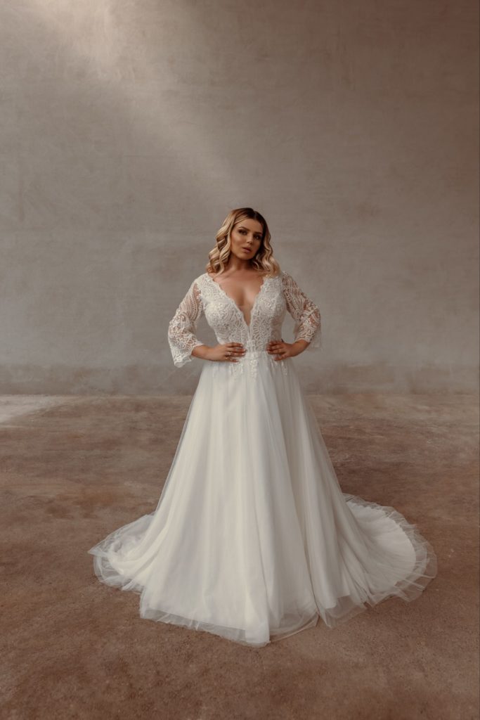 lina becker_brautatelier ried_77321_brautkleid_boho_prinzessin_softtüll_v-ausschnitt_3-4 ärmel_spitze_ivory_vorne_1-min