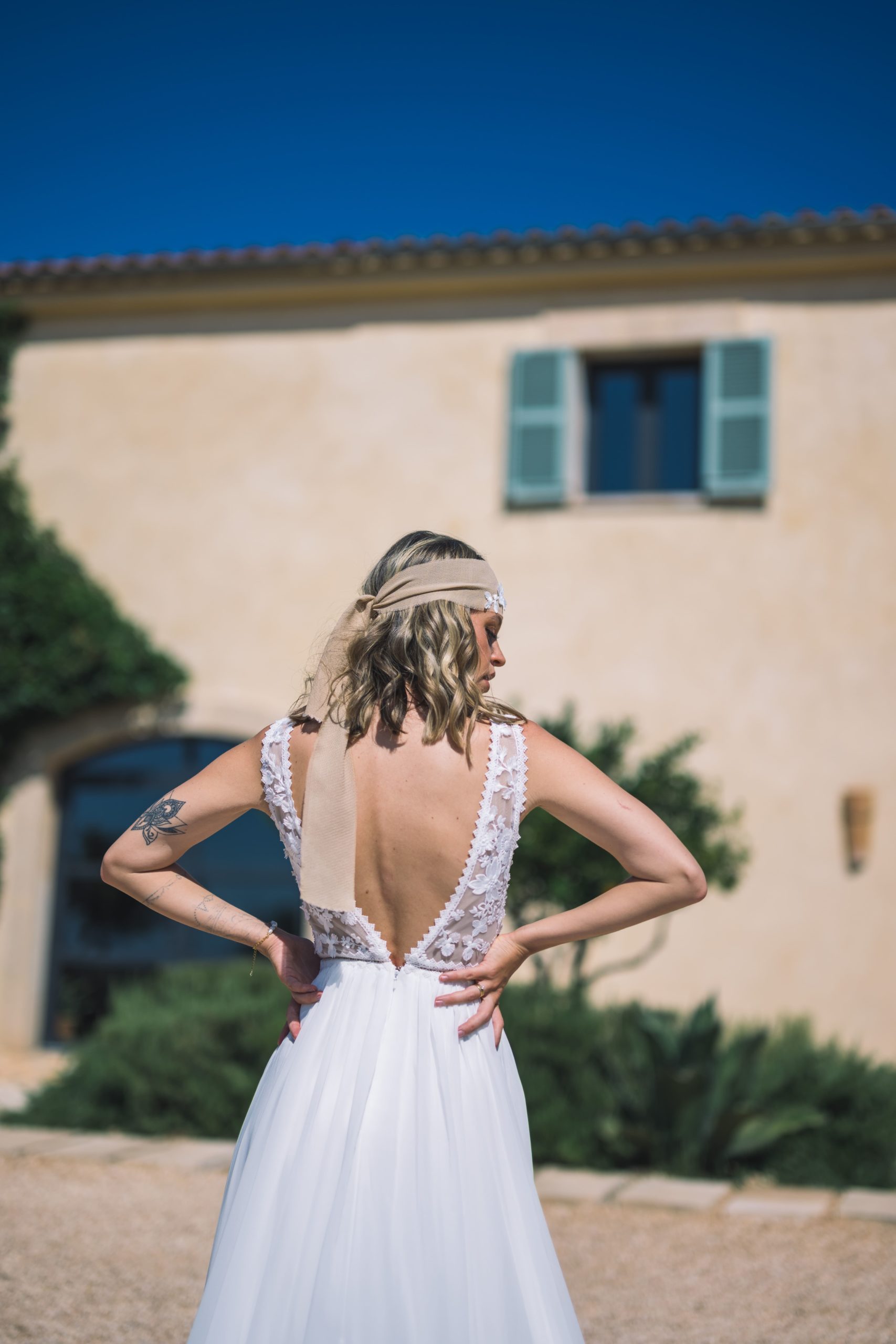 malee_brautatelier ried_diandra_brautkleid_boho_chiffon_v-ausschnitt_spitze_ivory_details_2-min