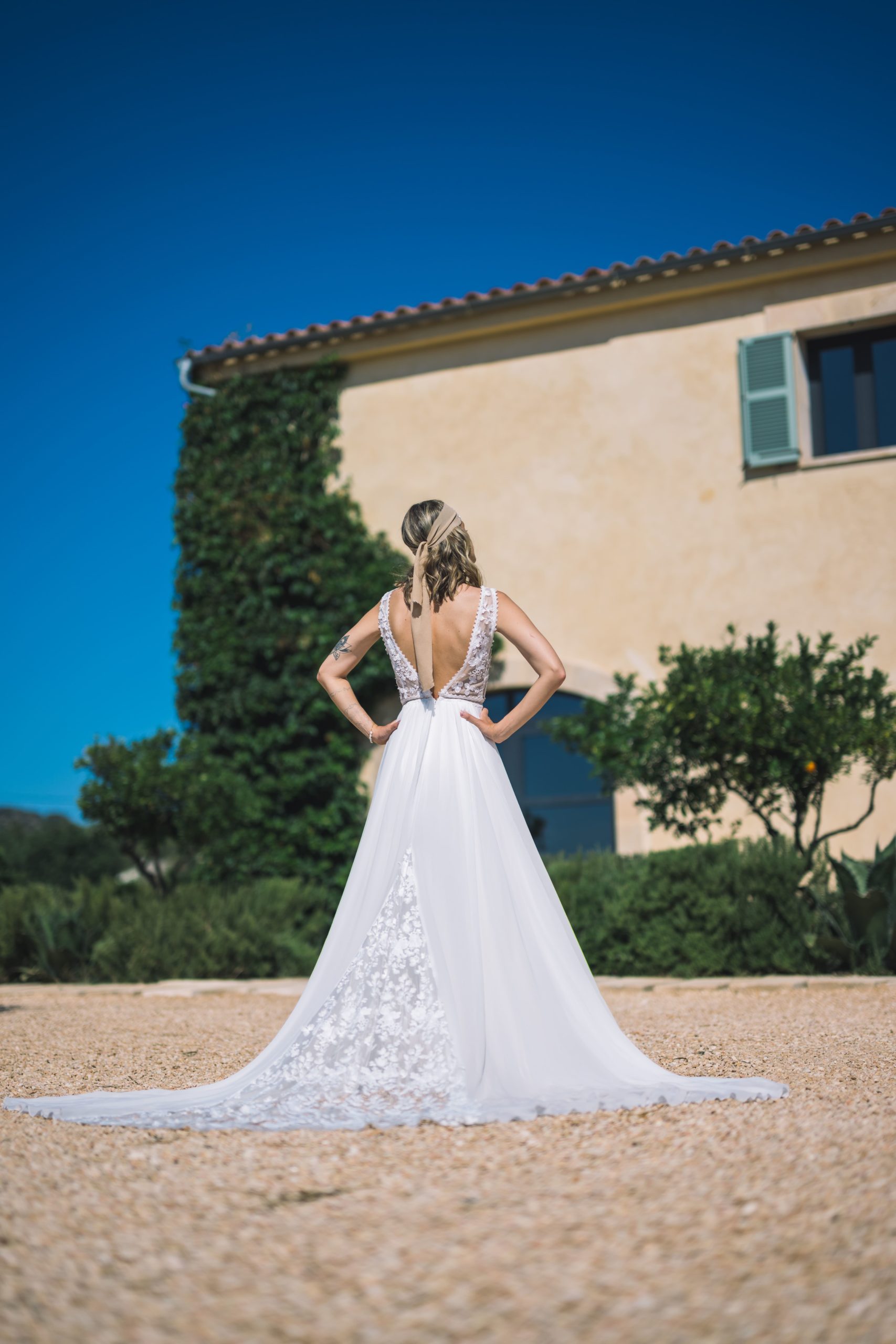 malee_brautatelier ried_diandra_brautkleid_boho_chiffon_v-ausschnitt_spitze_ivory_rücken_1-min