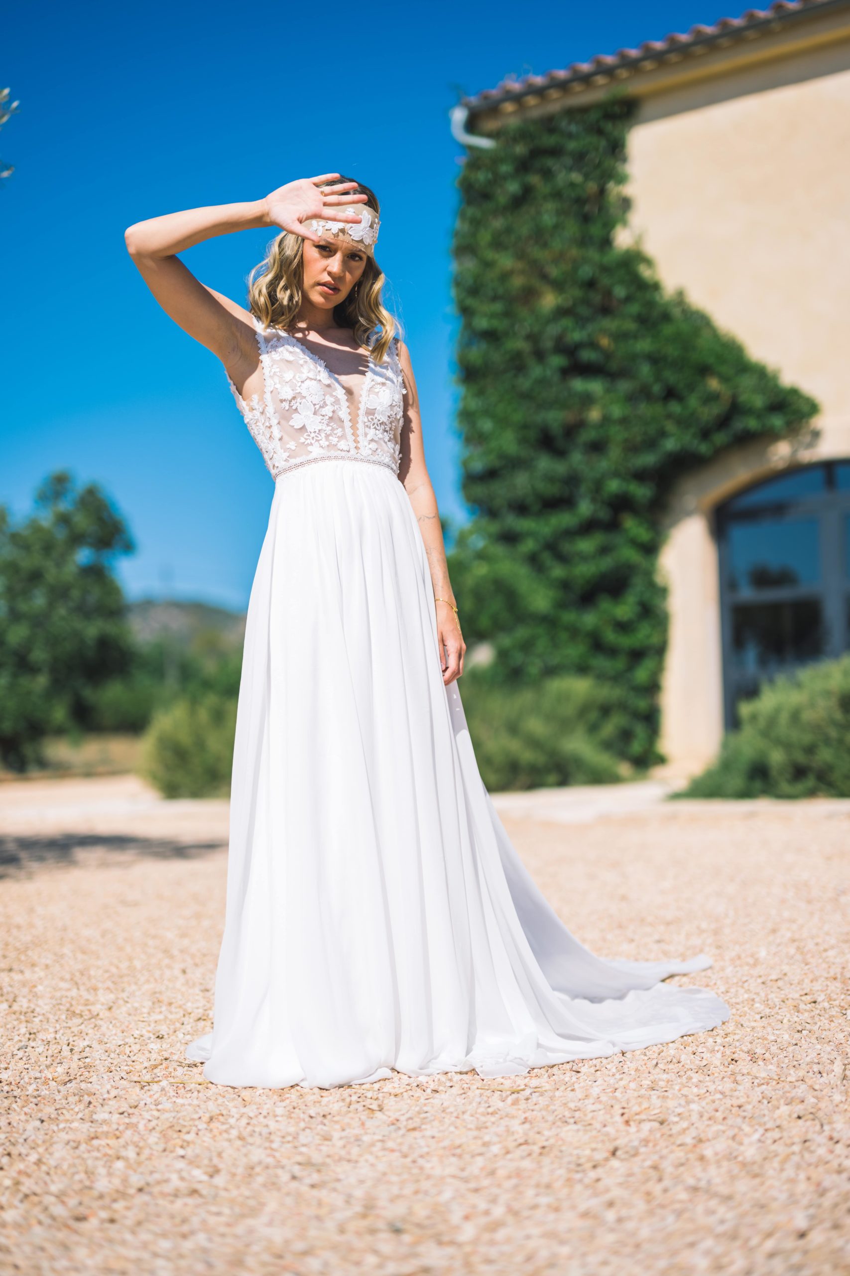 malee_brautatelier ried_diandra_brautkleid_boho_chiffon_v-ausschnitt_spitze_ivory_vorne_1-min