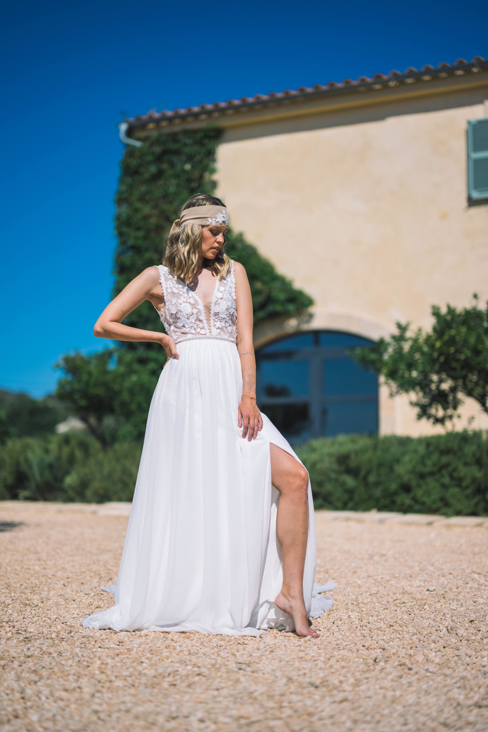 malee_brautatelier ried_diandra_brautkleid_boho_chiffon_v-ausschnitt_spitze_ivory_vorne_2-min