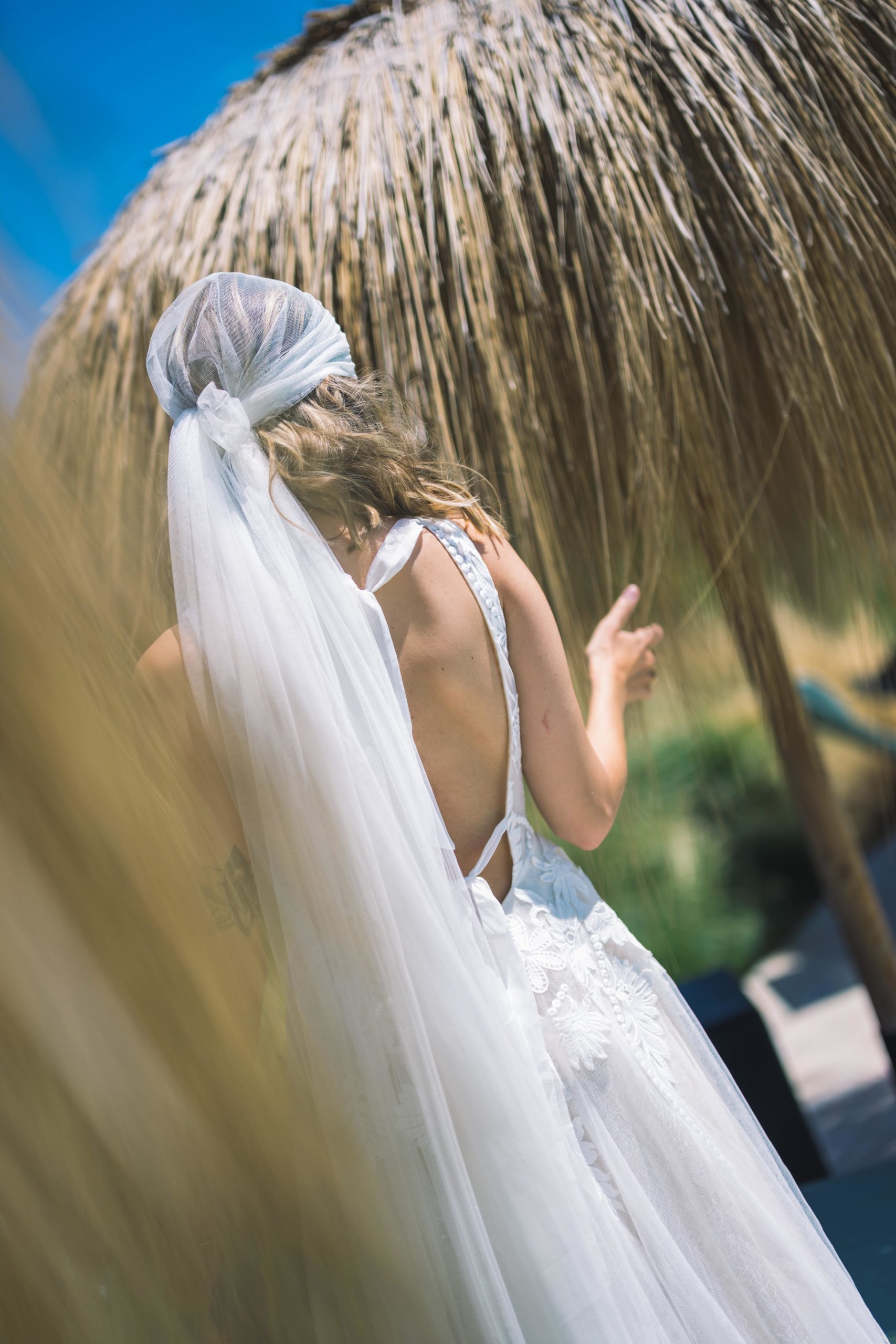 malee_brautatelier ried_dina_brautkleid_boho_tüll_hochgeschlossen_spitze_ivory-milk_rücken_1-min