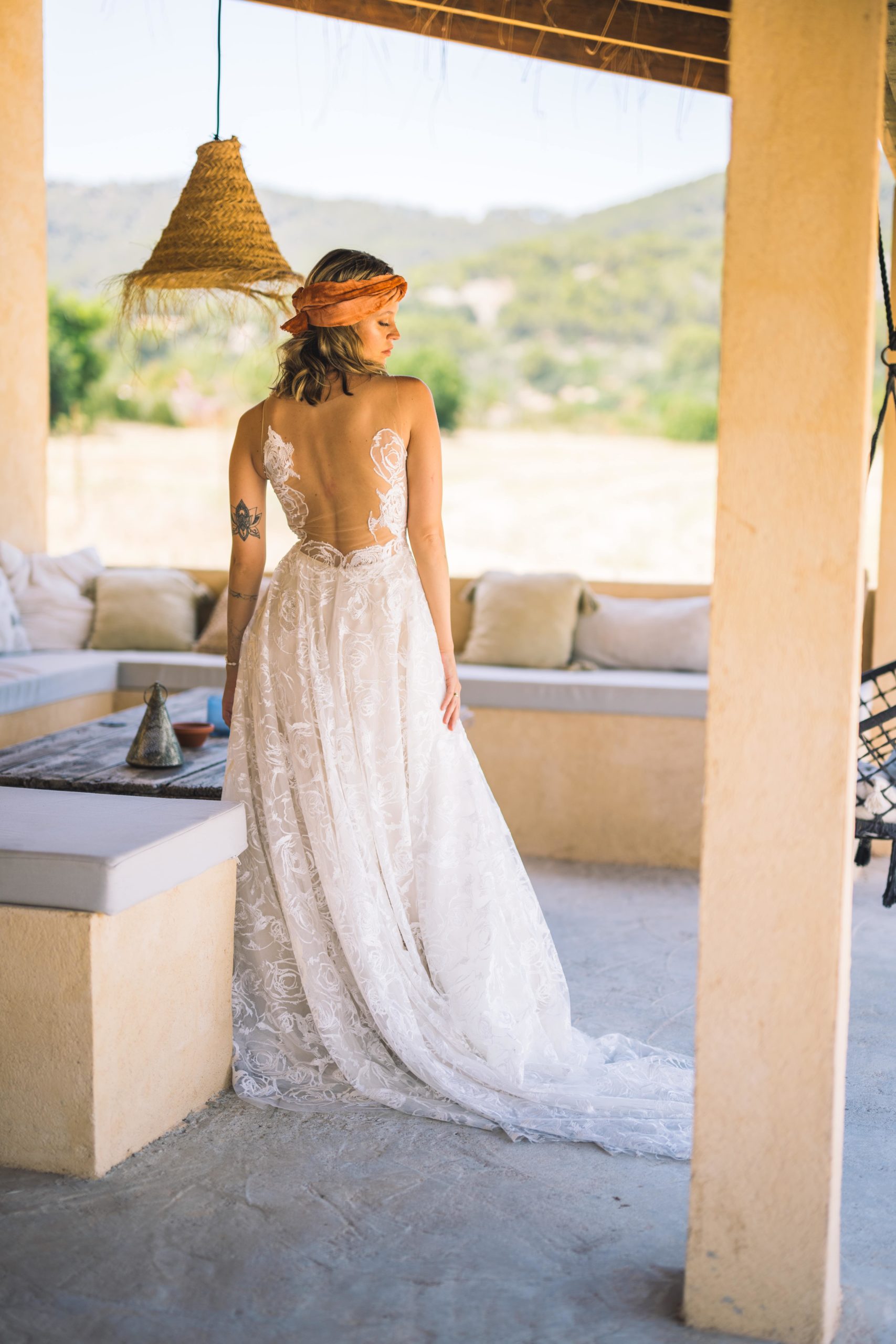 malee_brautatelier ried_dorin_brautkleid_boho_vintage_tüll_all-over spitze_herzausschnitt_ivory-milk_rücken_1-min
