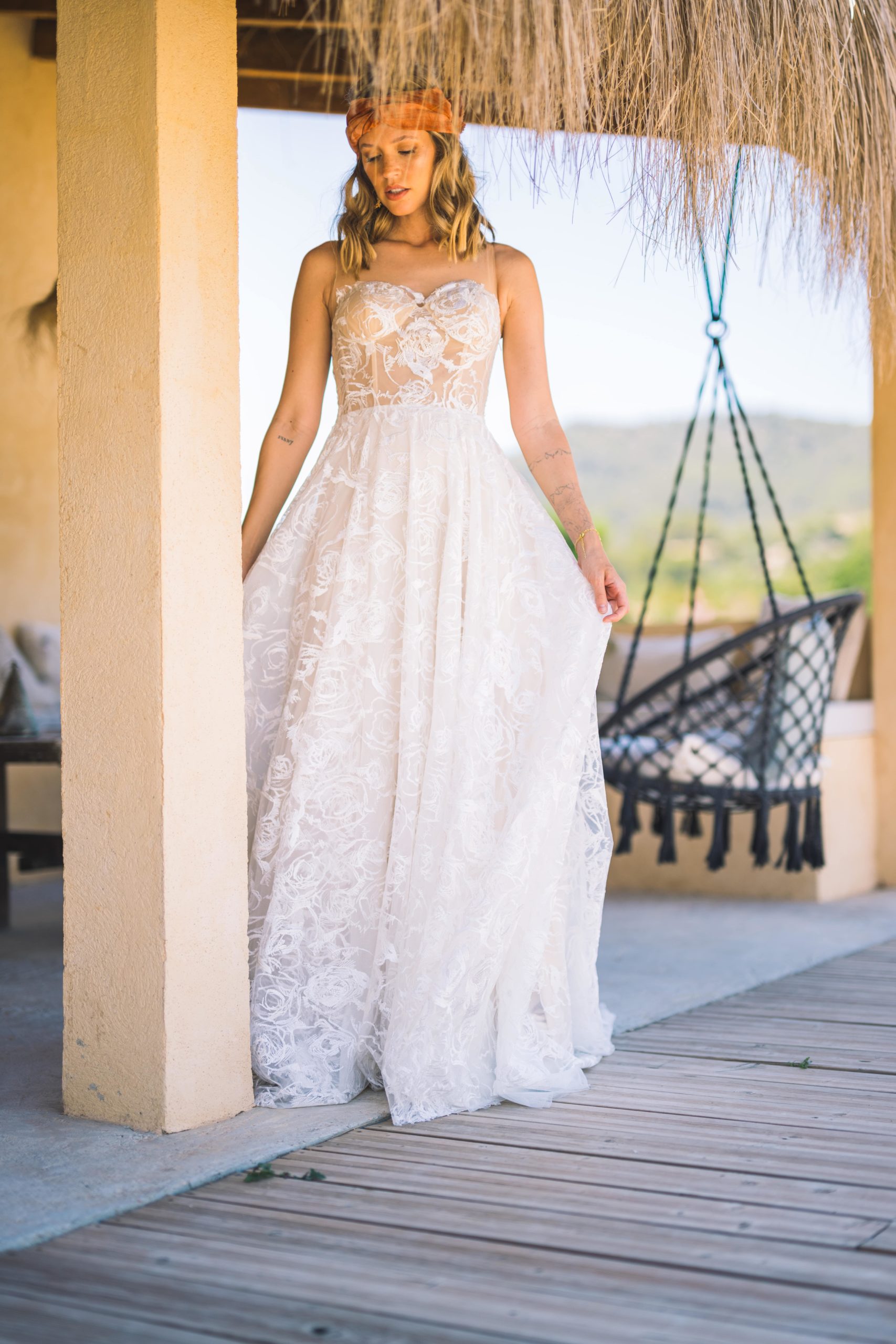 malee_brautatelier ried_dorin_brautkleid_boho_vintage_tüll_all-over spitze_herzausschnitt_ivory-milk_vorne_1-min