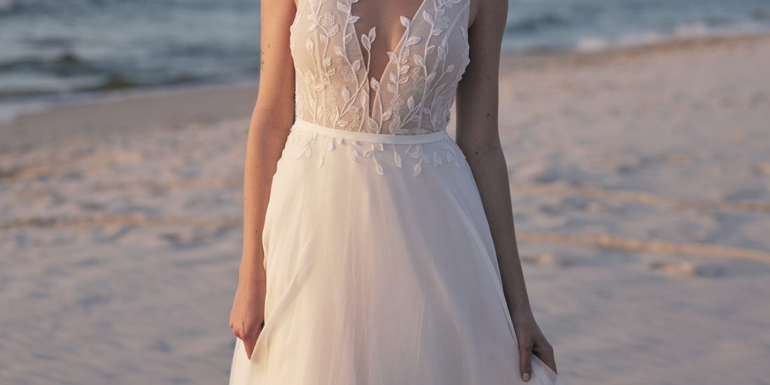 rina cossack_brautatelier ried_jenny_2412_brautkleid_a-linie_softtüll_blätterspitze_v-ausschnitt_ivory_details_1-min