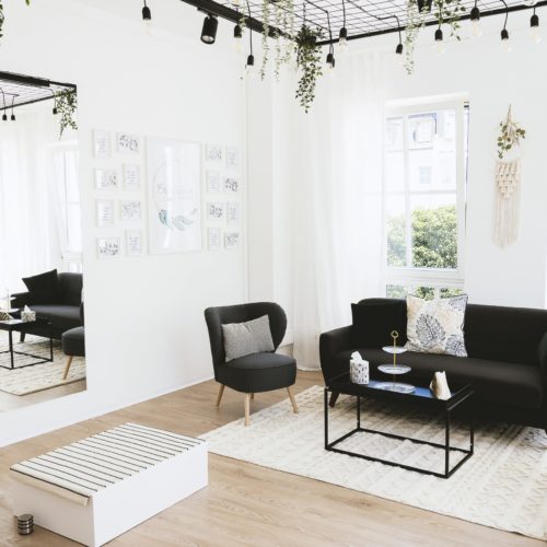 https://dev.brautatelier-ried.hammerer.at/wp-content/uploads/2024/05/brautatelier-ried-wohnzimmer-4-edited-scaled.jpg