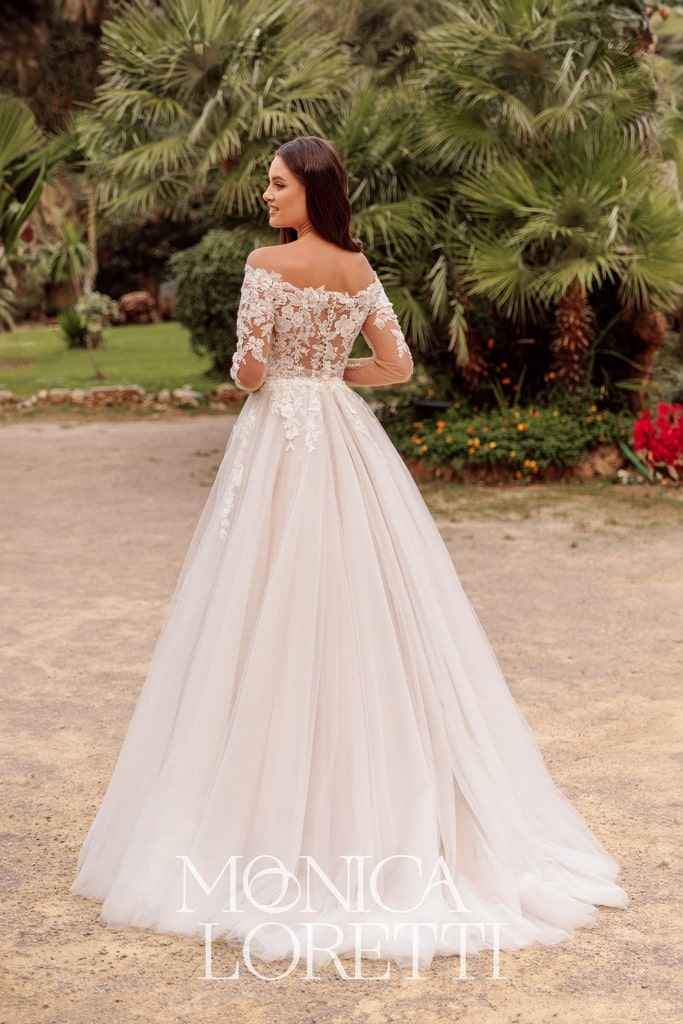 monica loretti_brautatelier ried_8334_brautkleid_prinzessin_blütenspitze_Sonderedition_träger_tüllrock__hinten_ganz-min
