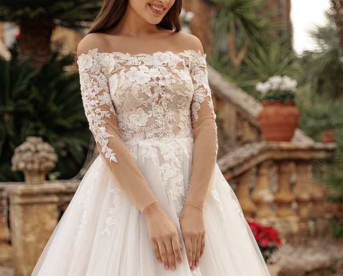 monica loretti_brautatelier ried_8334_brautkleid_prinzessin_blütenspitze_Sonderedition_träger_tüllrock_vorne_detail-min