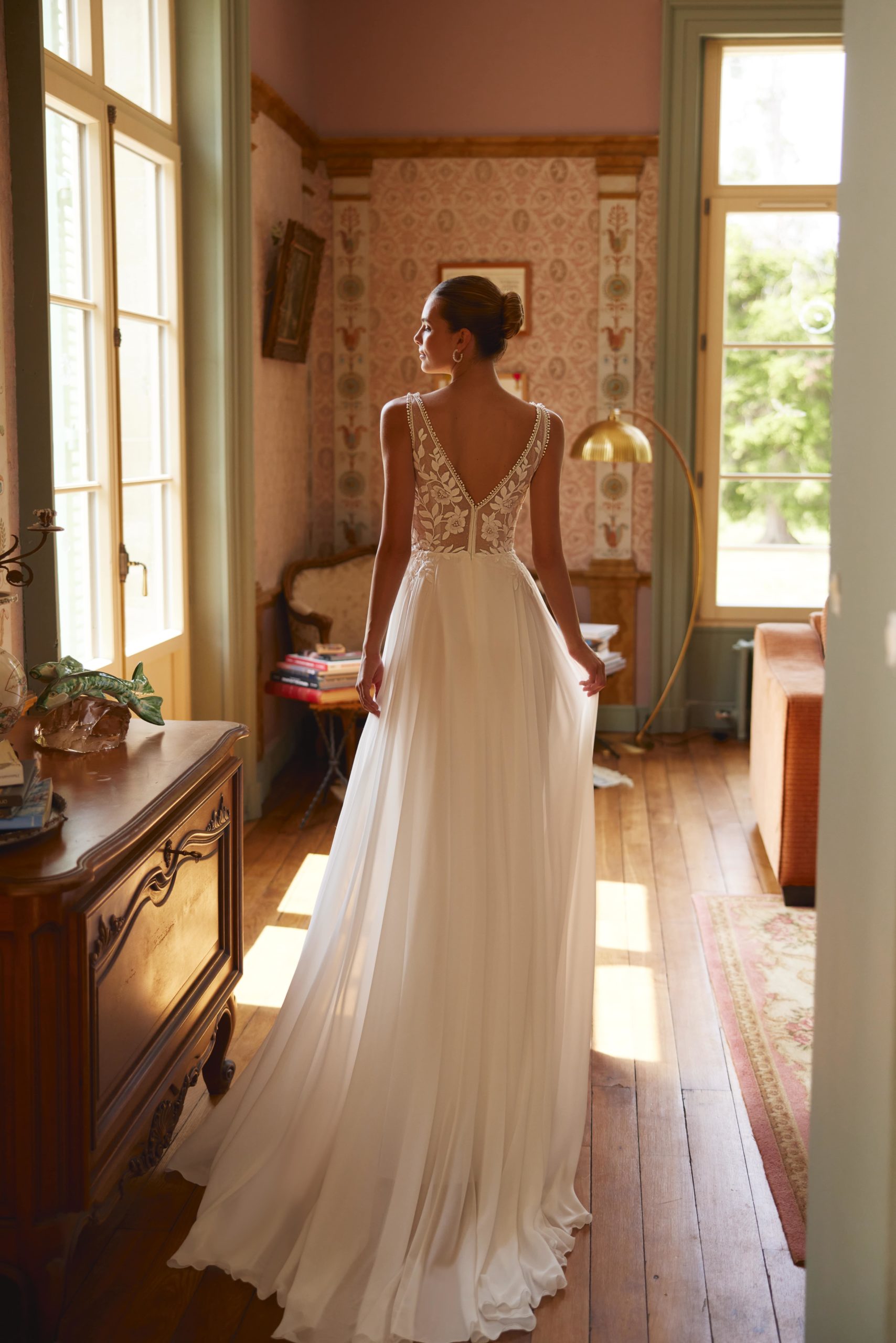 elizabeth passion_brautatelier ried_1002_brautkleid_vintage_blätterspitz_chiffon__breite träger_ivory_hinten_1-min