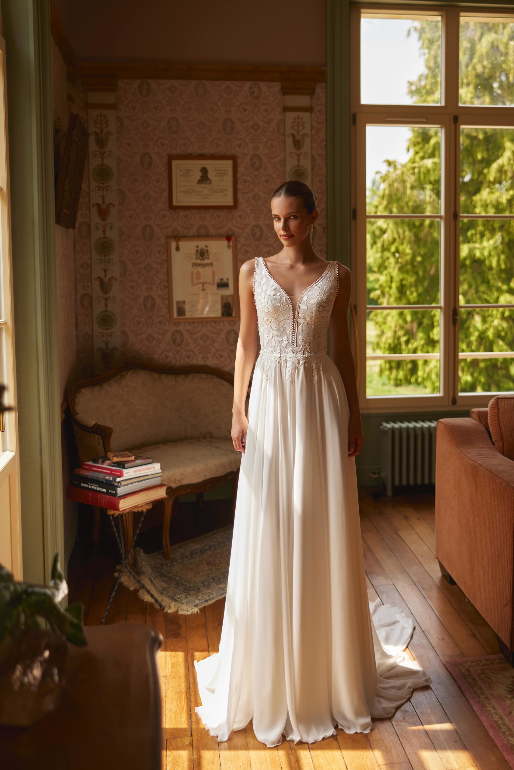 elizabeth passion_brautatelier ried_1002_brautkleid_vintage_blätterspitz_chiffon__breite träger_ivory_vorne_1-min