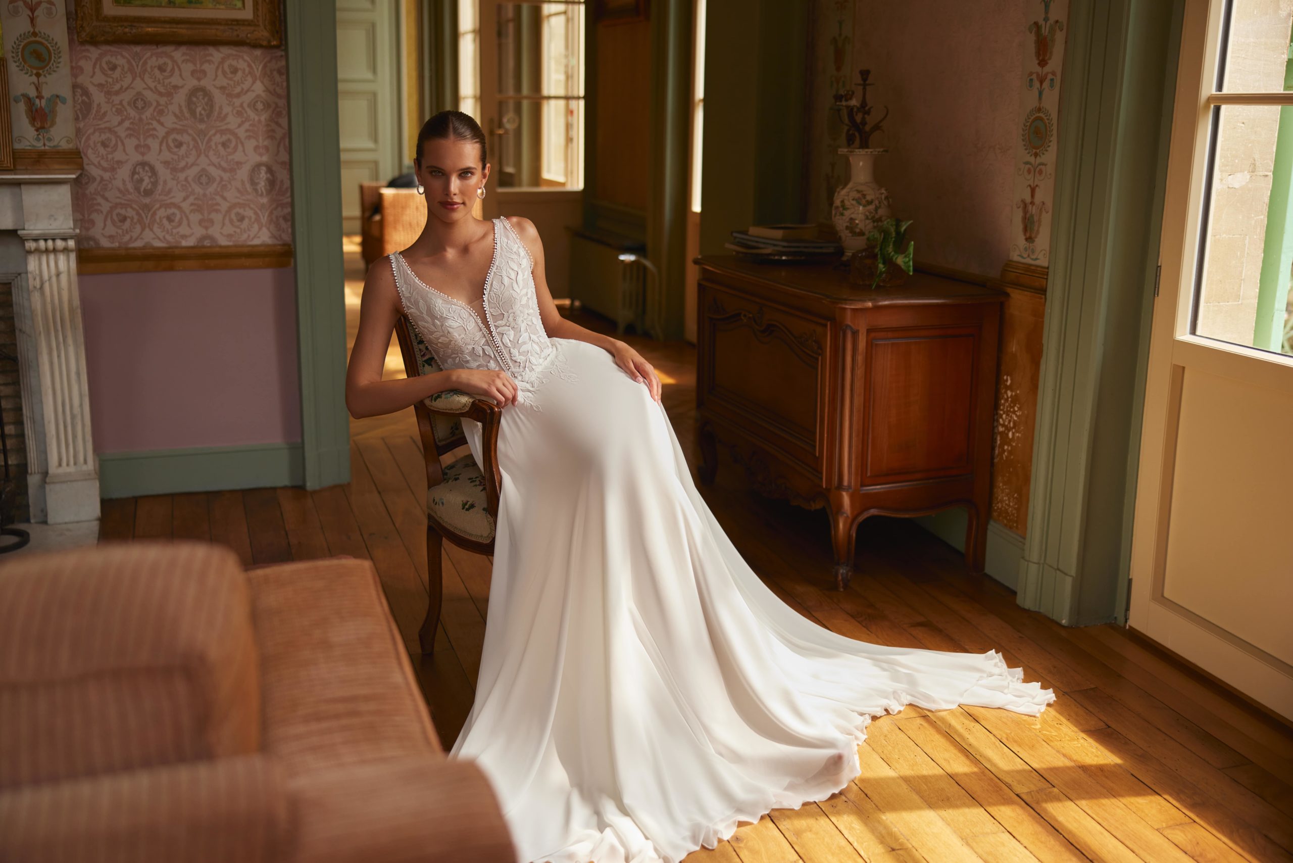 elizabeth passion_brautatelier ried_1002_brautkleid_vintage_blätterspitz_chiffon__breite träger_ivory_vorne_querformat_1-min
