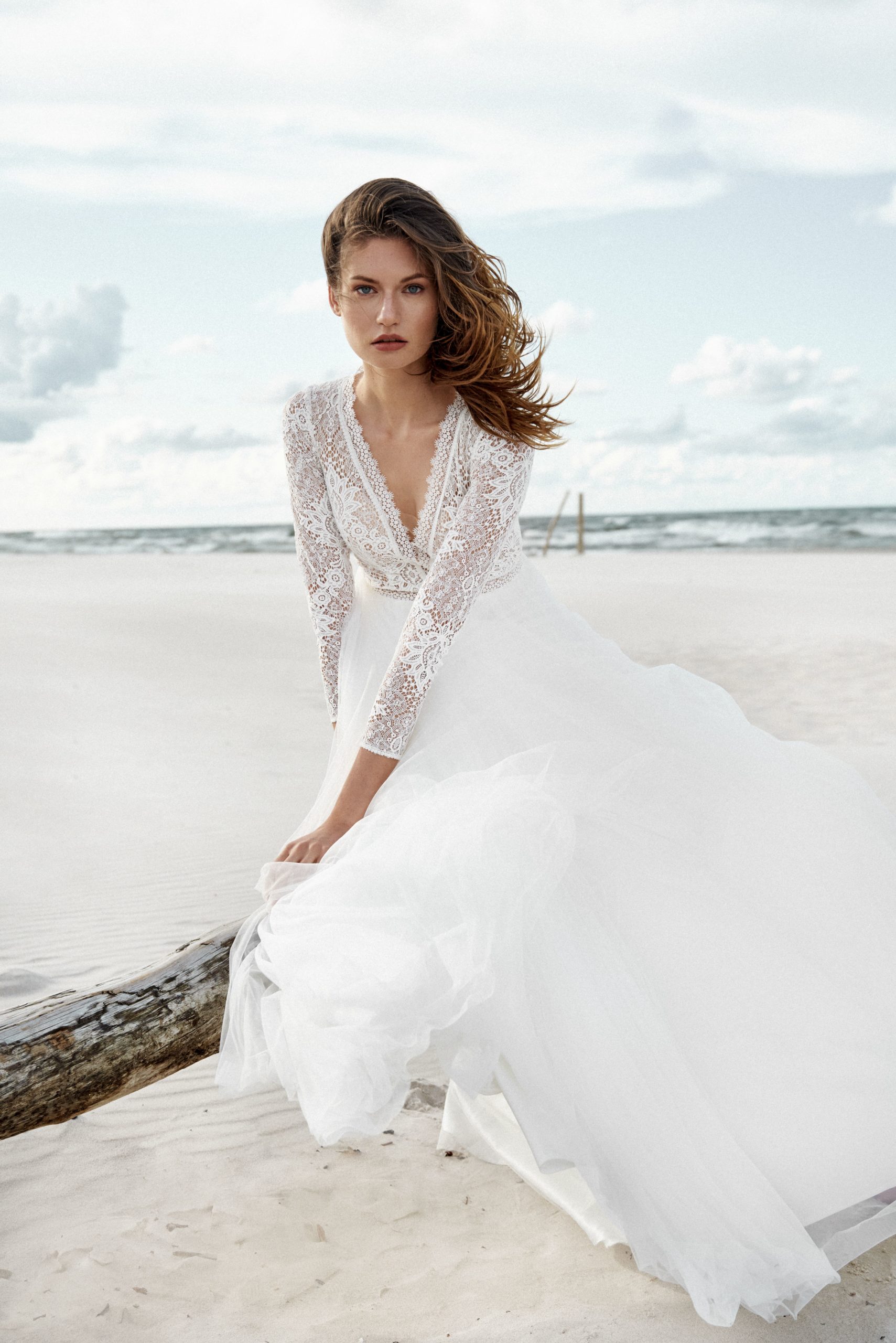 elizabeth passion_brautatelier ried_4424_brautkleid_vintage_boho_feine spitze_tüll rock__langarm_ivory_details_1-min