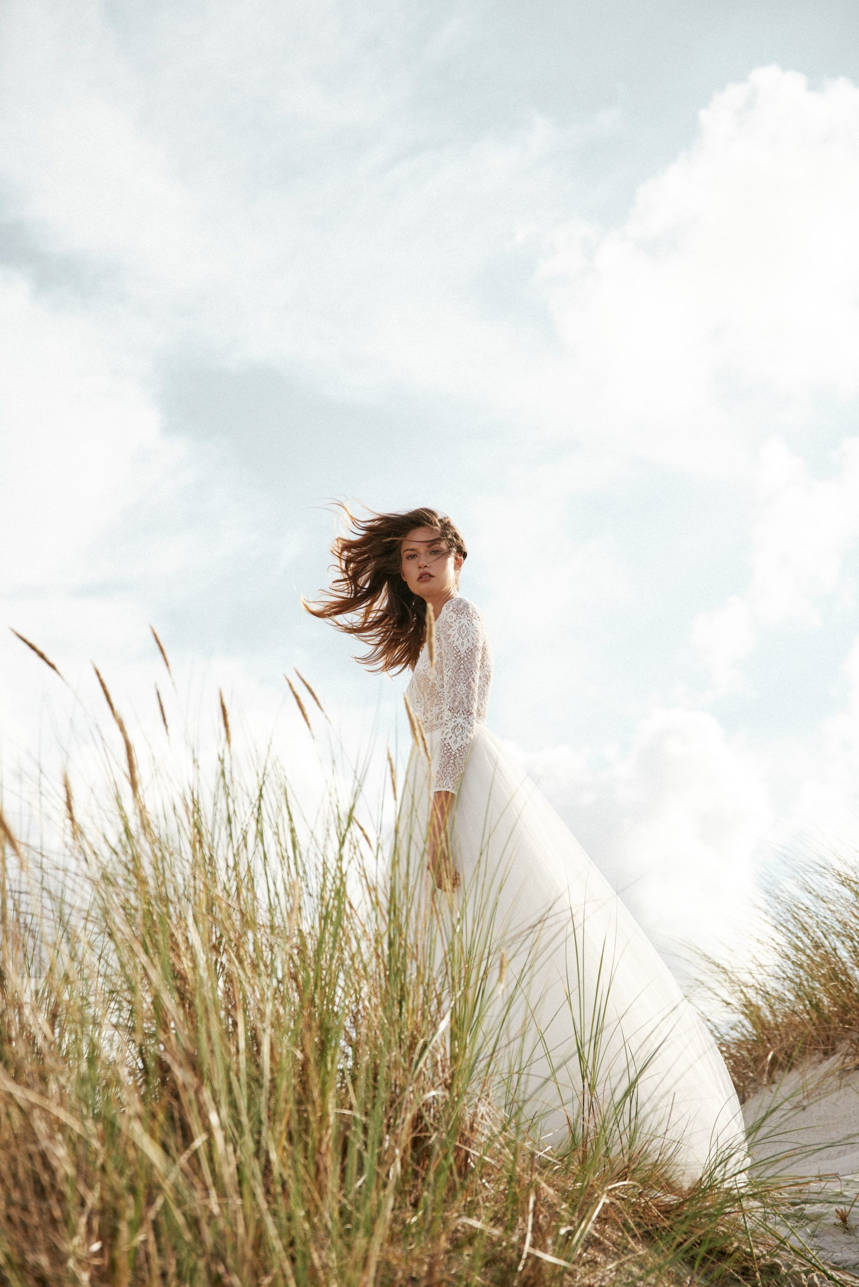 elizabeth passion_brautatelier ried_4424_brautkleid_vintage_boho_feine spitze_tüll rock__langarm_ivory_hinte_2-min