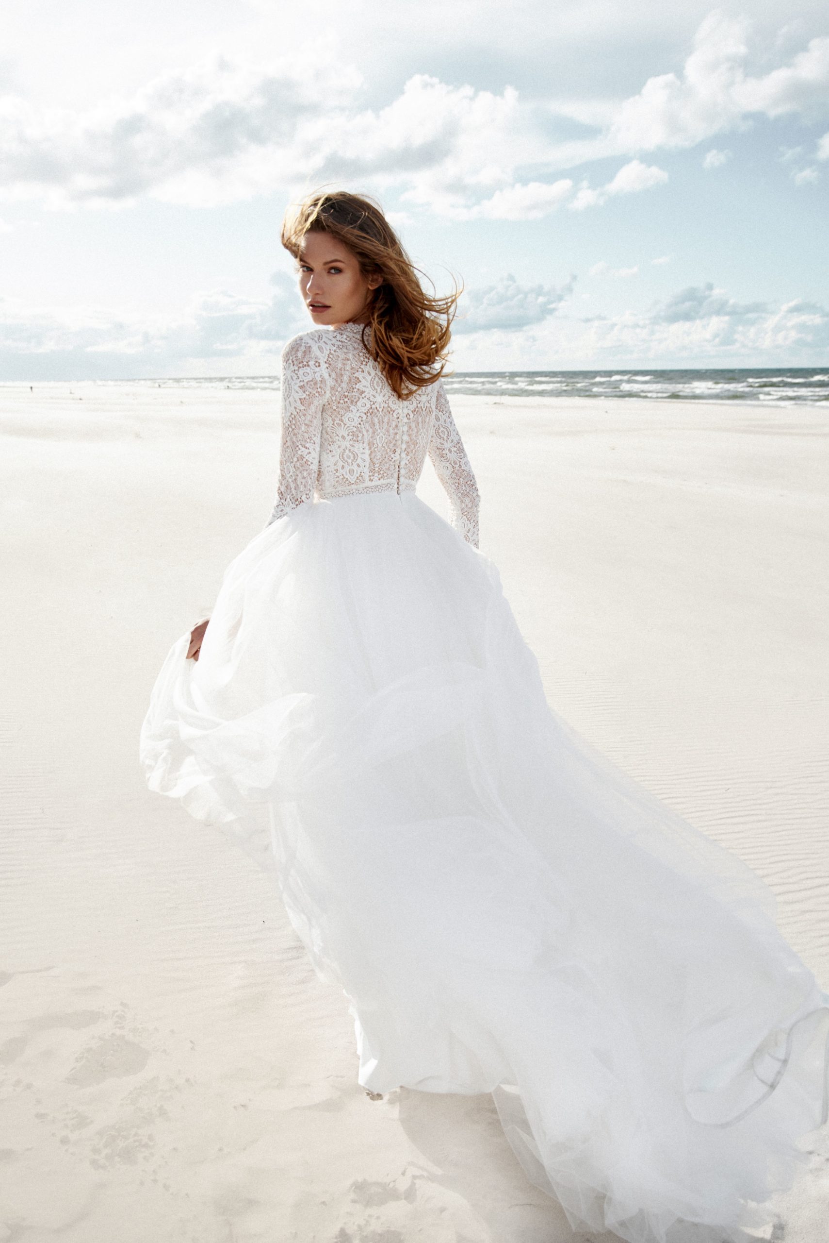 elizabeth passion_brautatelier ried_4424_brautkleid_vintage_boho_feine spitze_tüll rock__langarm_ivory_hinten_1-min