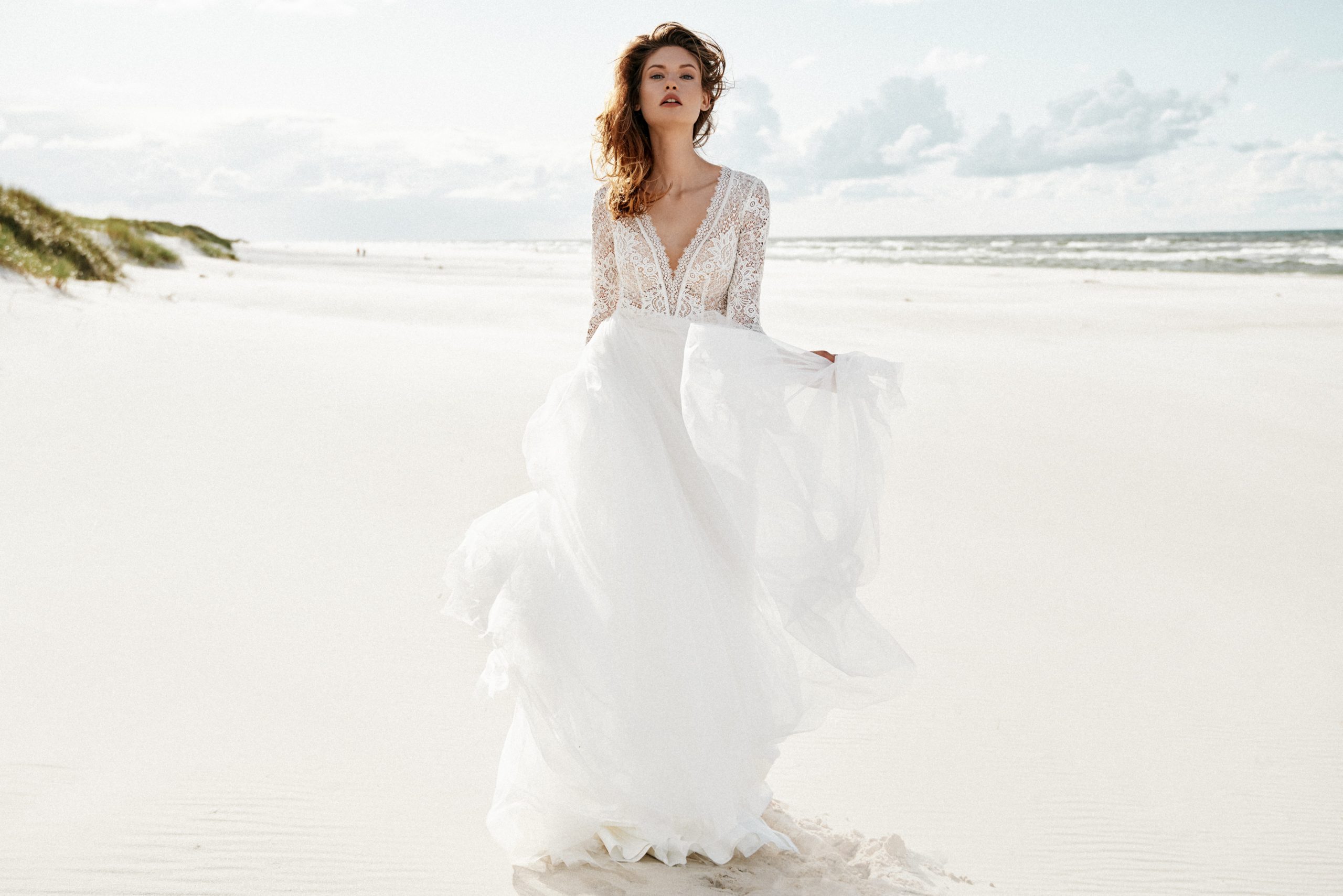 elizabeth passion_brautatelier ried_4424_brautkleid_vintage_boho_feine spitze_tüll rock__langarm_ivory_vorne_querformat_1-min