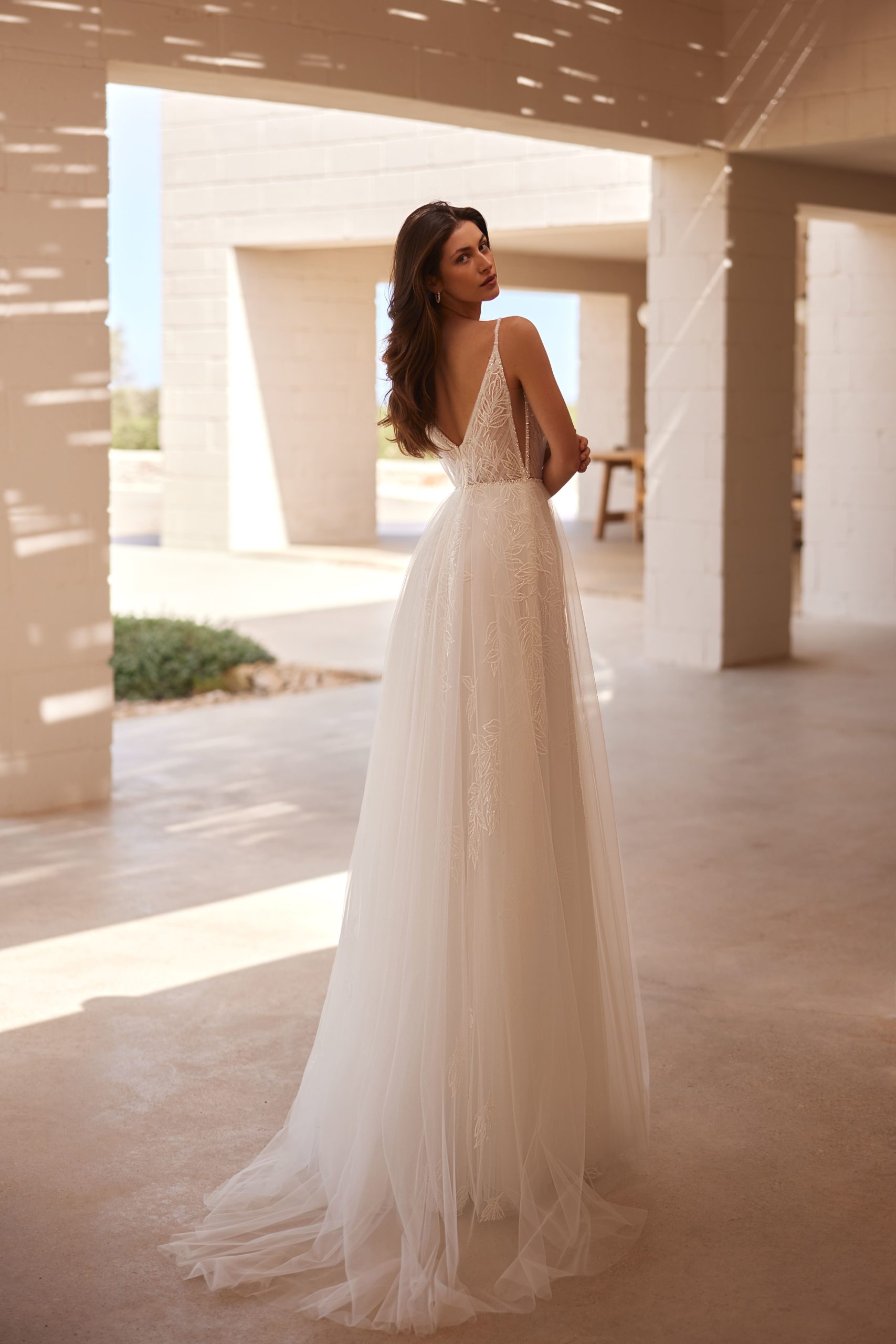 elizabeth passion_brautatelier ried_5620_brautkleid_all-over-spitze_tüll rock__spaghetti träger_beinschlitz_ivory_hinten_1-min