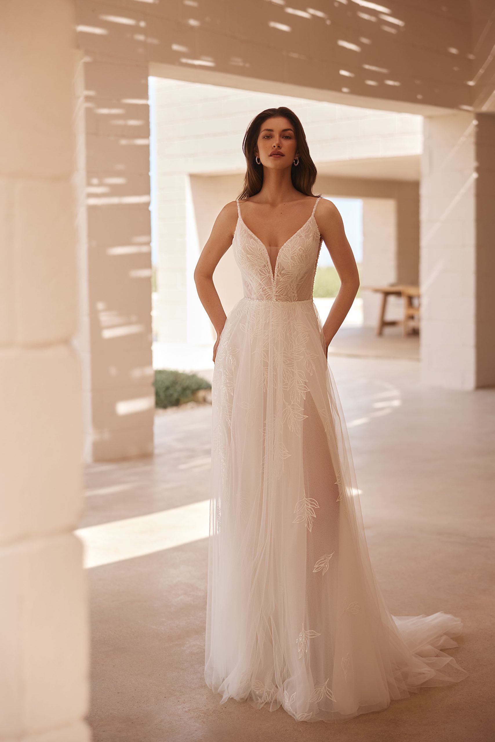 elizabeth passion_brautatelier ried_5620_brautkleid_all-over-spitze_tüll rock__spaghetti träger_beinschlitz_ivory_vorne_1-min