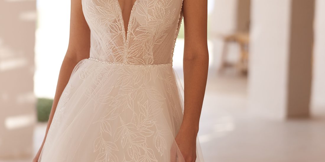 elizabeth passion_brautatelier ried_5620_brautkleid_all-over-spitze_tüll rock__spaghetti träger_beinschlitz_ivory_vorne_details_1-min