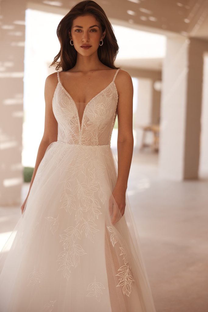 elizabeth passion_brautatelier ried_5620_brautkleid_all-over-spitze_tüll rock__spaghetti träger_beinschlitz_ivory_vorne_details_1-min