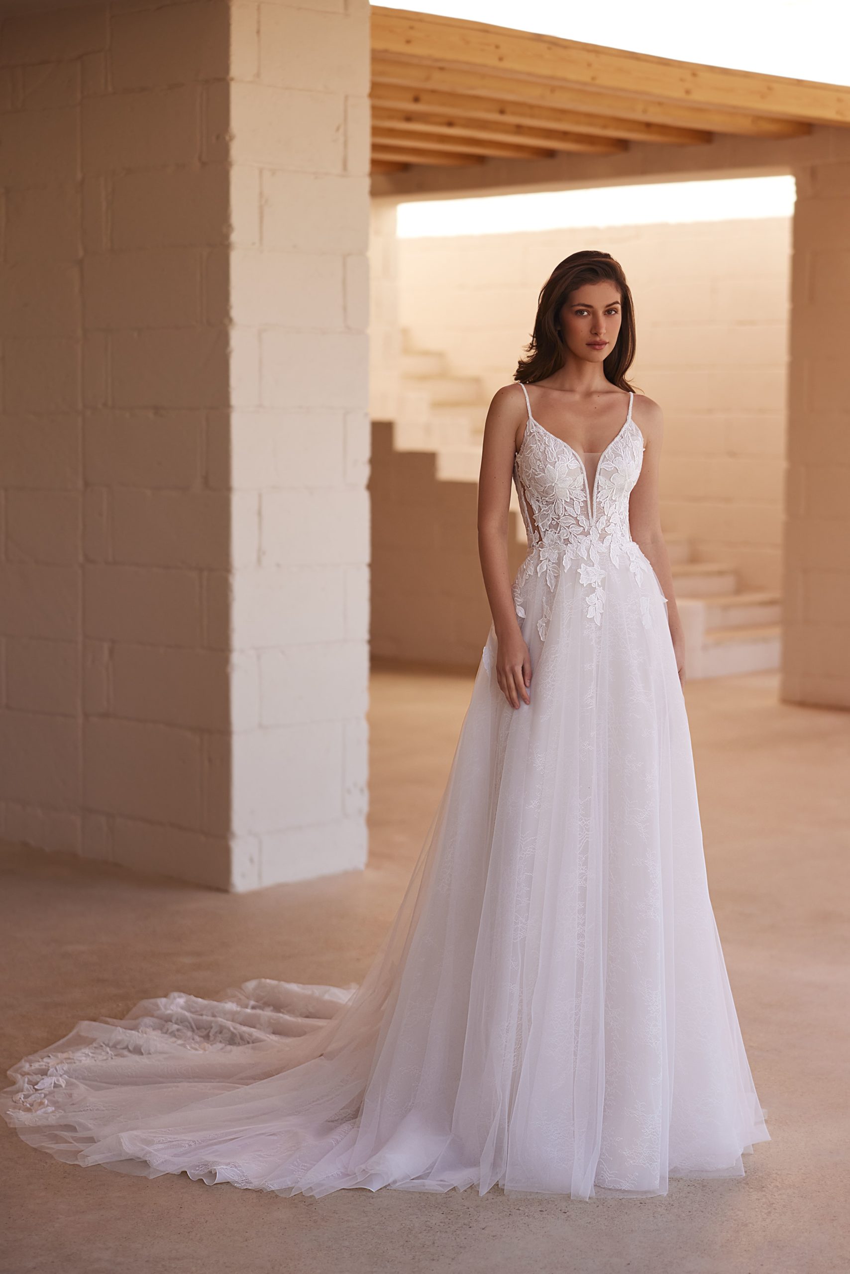elizabeth passion_brautatelier ried_5642_brautkleid_vintage prinzessin_blätterspitz_tüll rock__spaghetti träger_ivory_details_1-min