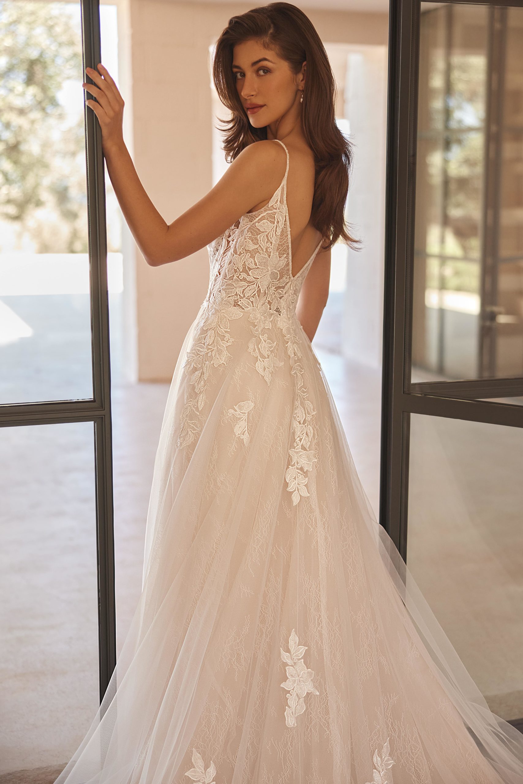 elizabeth passion_brautatelier ried_5642_brautkleid_vintage prinzessin_blätterspitz_tüll rock__spaghetti träger_ivory_details_hinten_1-min