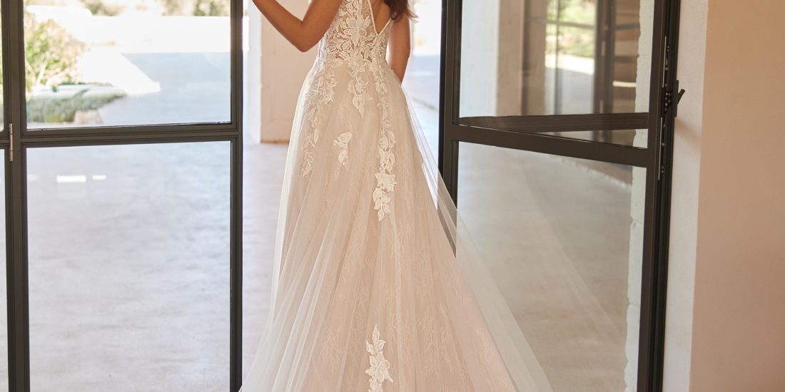 elizabeth passion_brautatelier ried_5642_brautkleid_vintage prinzessin_blätterspitz_tüll rock__spaghetti träger_ivory_hinten_1-min