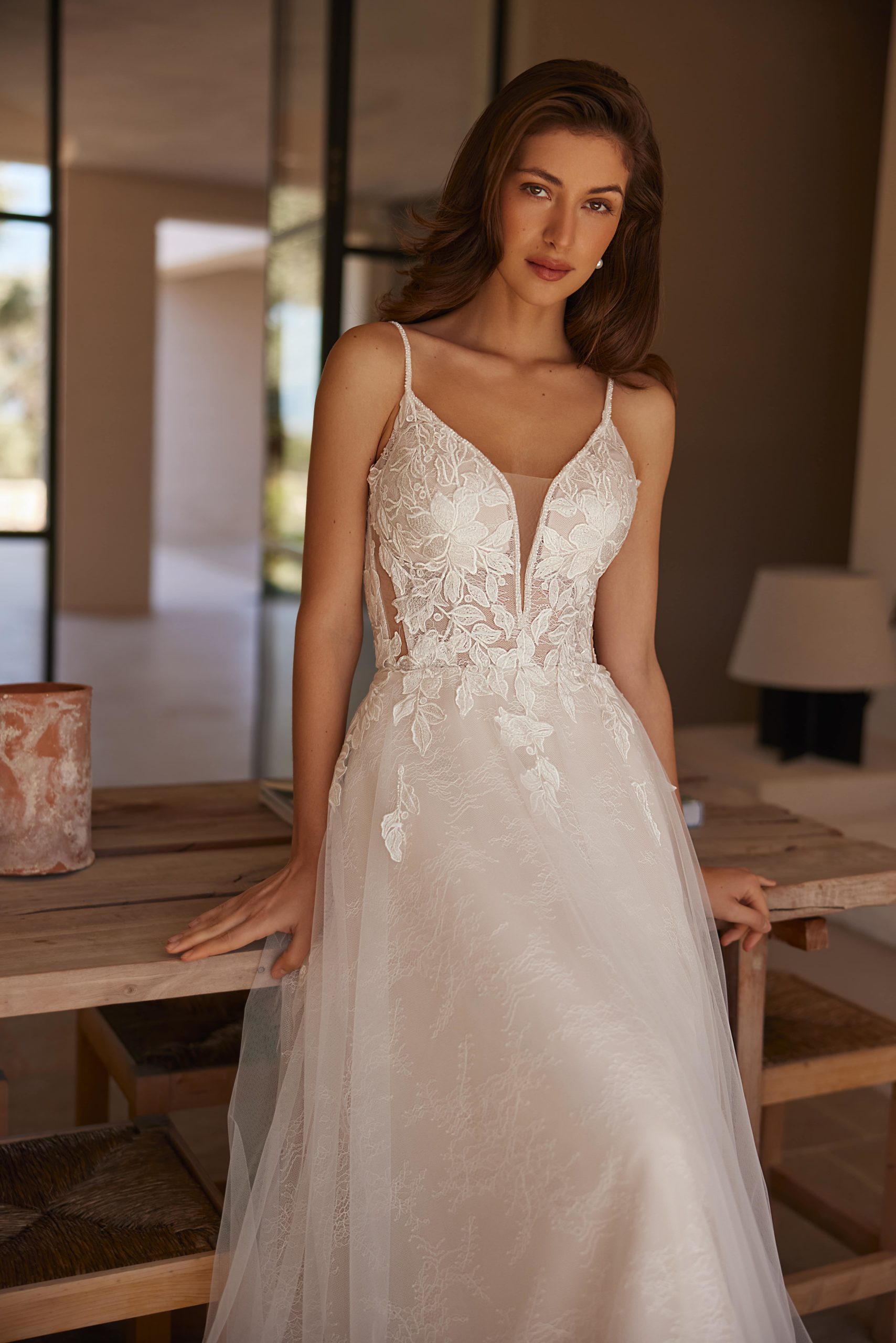 elizabeth passion_brautatelier ried_5642_brautkleid_vintage prinzessin_blätterspitz_tüll rock__spaghetti träger_ivory_vorne_details_1-min