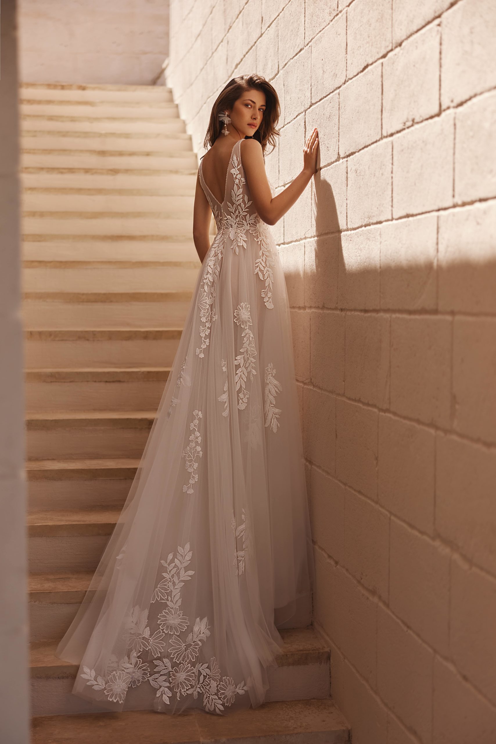 elizabeth passion_brautatelier ried_5645_brautkleid_vintage prinzessin_blumen-blätterspitz_tüll rock__breite träger_ivory_hinten_1-min