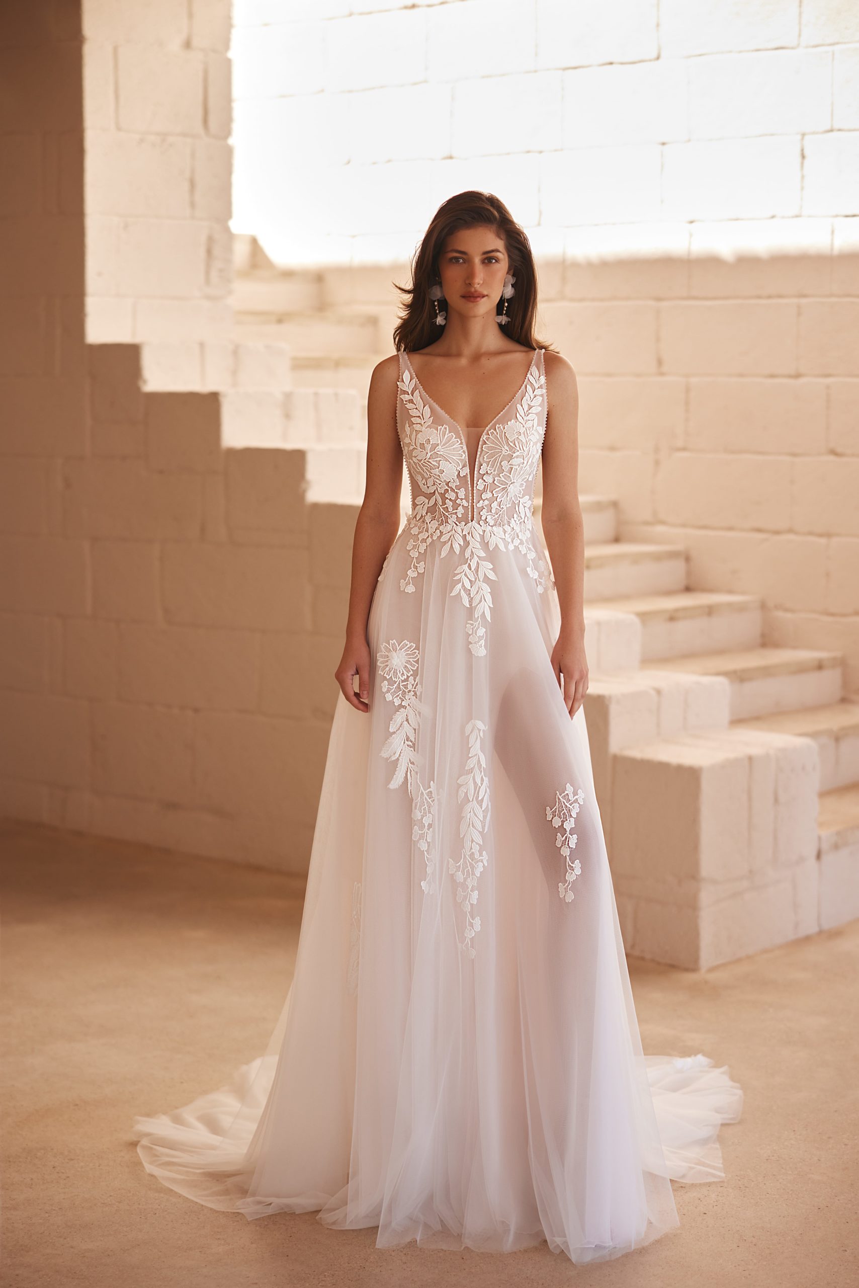 elizabeth passion_brautatelier ried_5645_brautkleid_vintage prinzessin_blumen-blätterspitz_tüll rock__breite träger_ivory_vorne_1-min