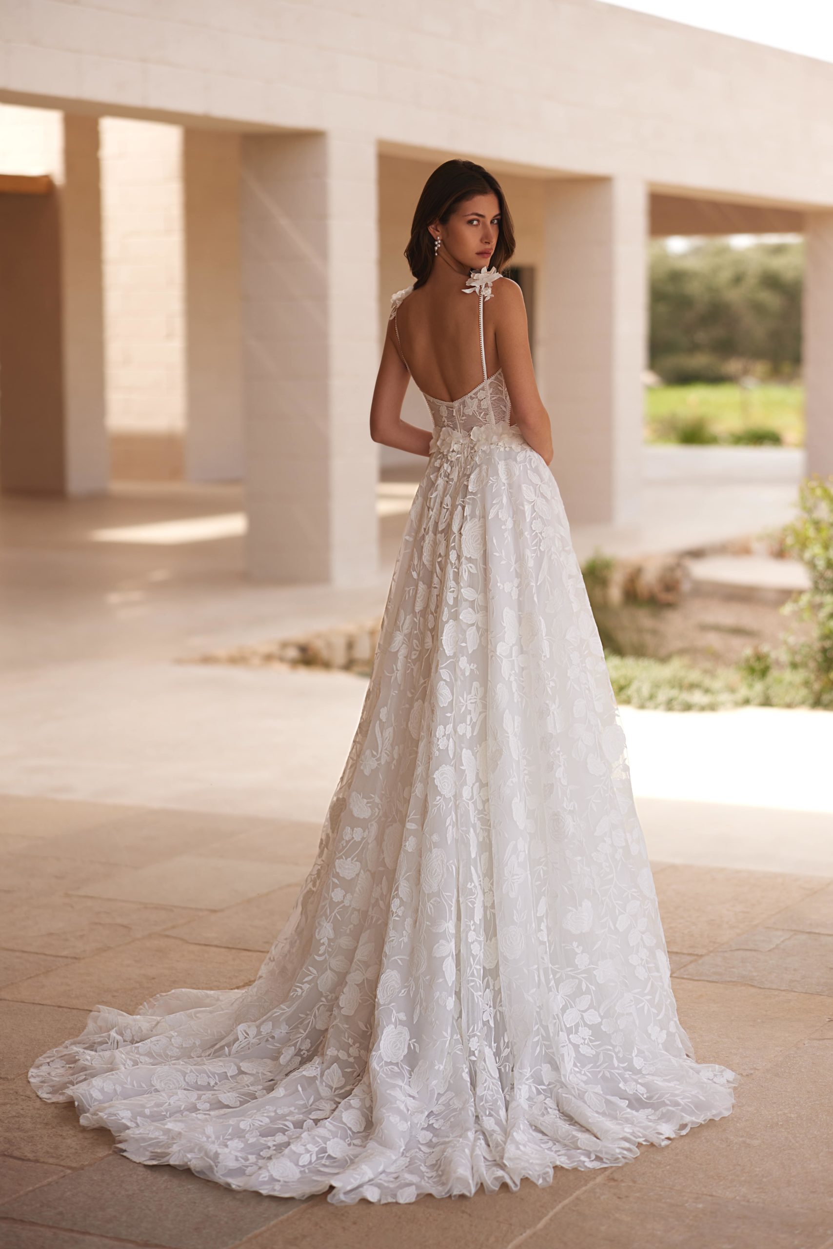 elizabeth passion_brautatelier ried_5720_brautkleid_all-over-spitze_spaghetti träger_karre rücken_ivory_hinten_details_1-min