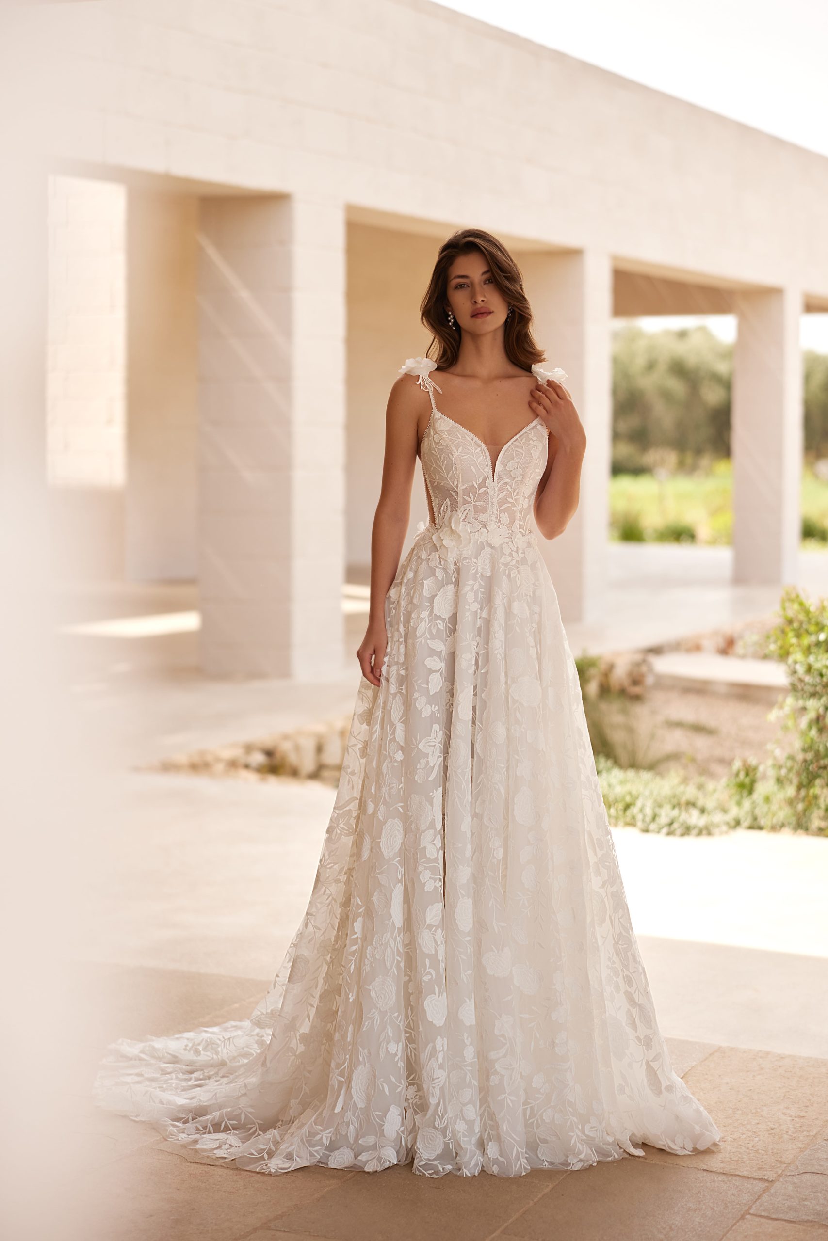 elizabeth passion_brautatelier ried_5720_brautkleid_all-over-spitze_spaghetti träger_karre rücken_ivory_vorne_1-min