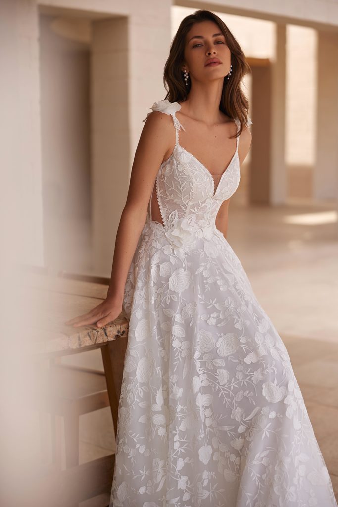 elizabeth passion_brautatelier ried_5720_brautkleid_all-over-spitze_spaghetti träger_karre rücken_ivory_vorne_details_1-min
