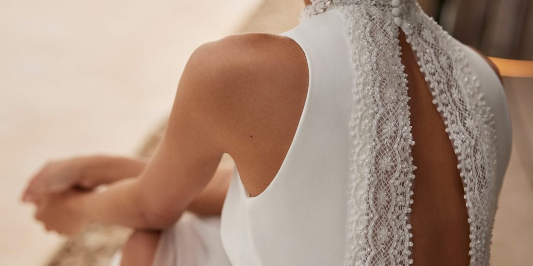 rosa clara_brautatelier ried_ainara_9A115_brautkleid_klassisch_plain_mit_tüllrock_turtle neck_hinten_details-min