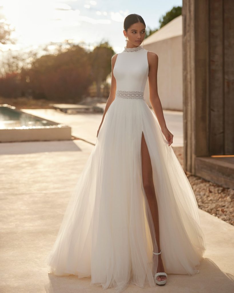 rosa clara_brautatelier ried_ainara_9A115_brautkleid_klassisch_plain_mit_tüllrock_turtle neck_vorne_ganz-min