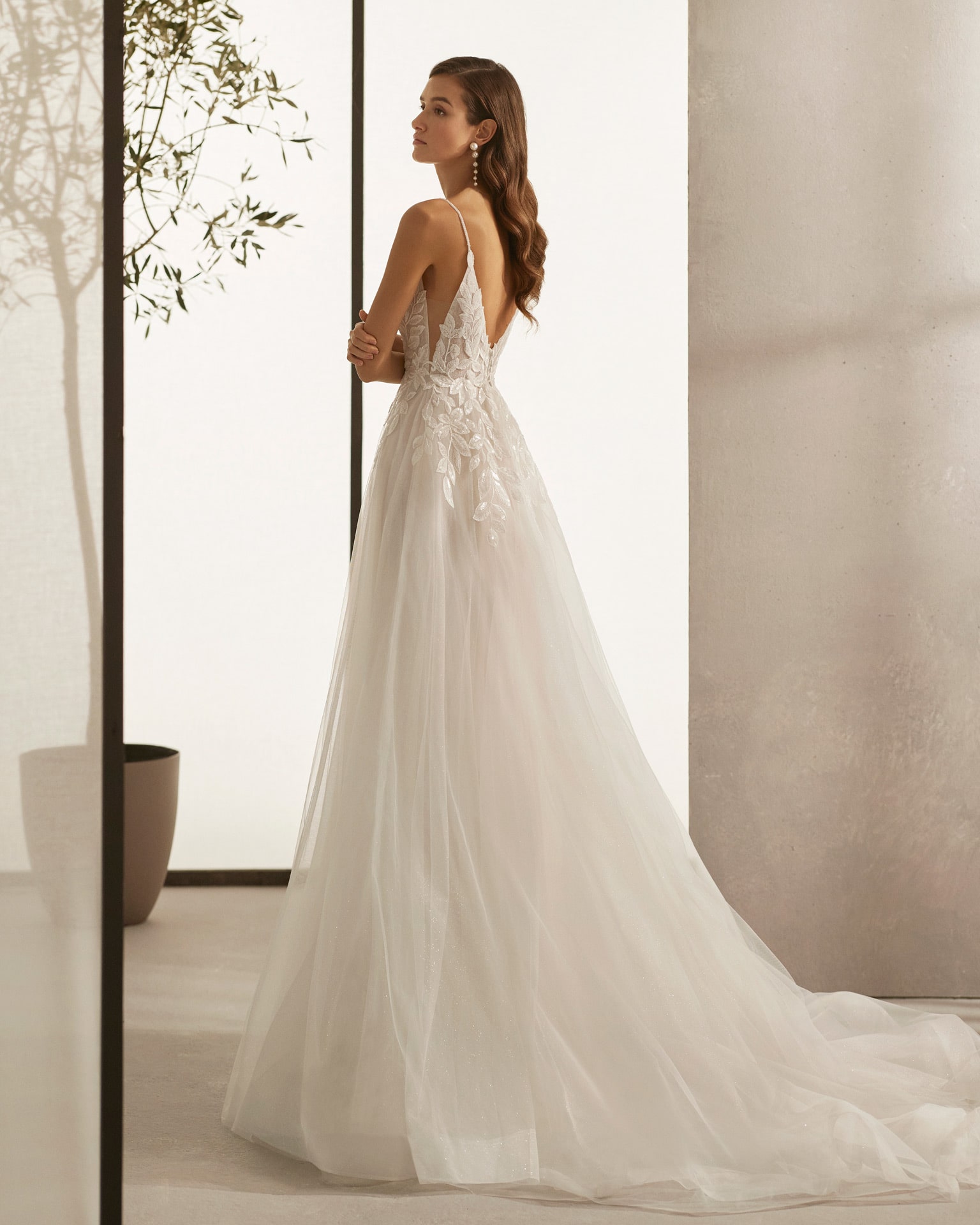 rosa clara_brautatelier ried_cassia_9K113_brautkleid_verspielt_spitze_tüllrock_blätterspitze_hinten_ganz-min