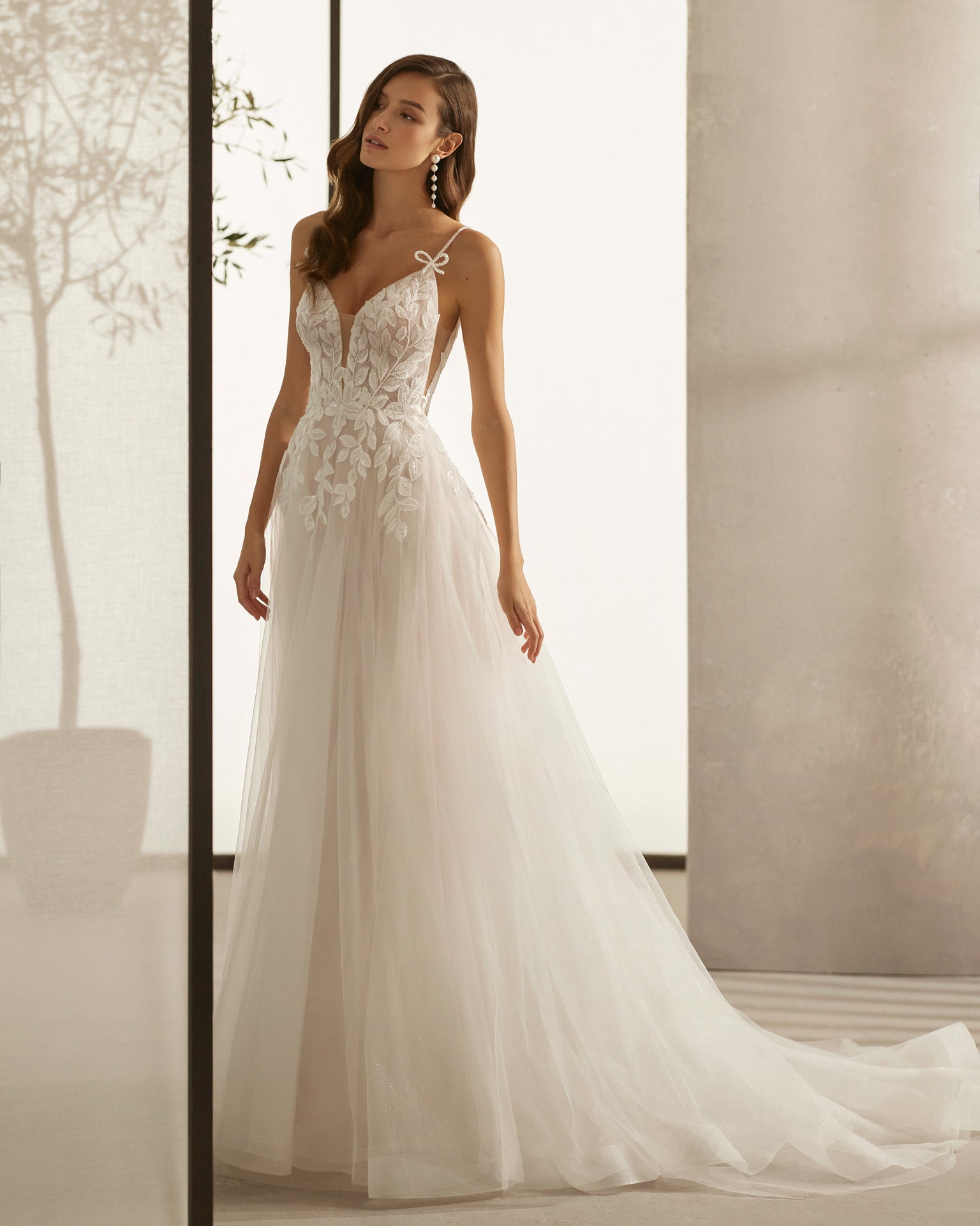 rosa clara_brautatelier ried_cassia_9K113_brautkleid_verspielt_spitze_tüllrock_blätterspitze_vorne_ganz-min
