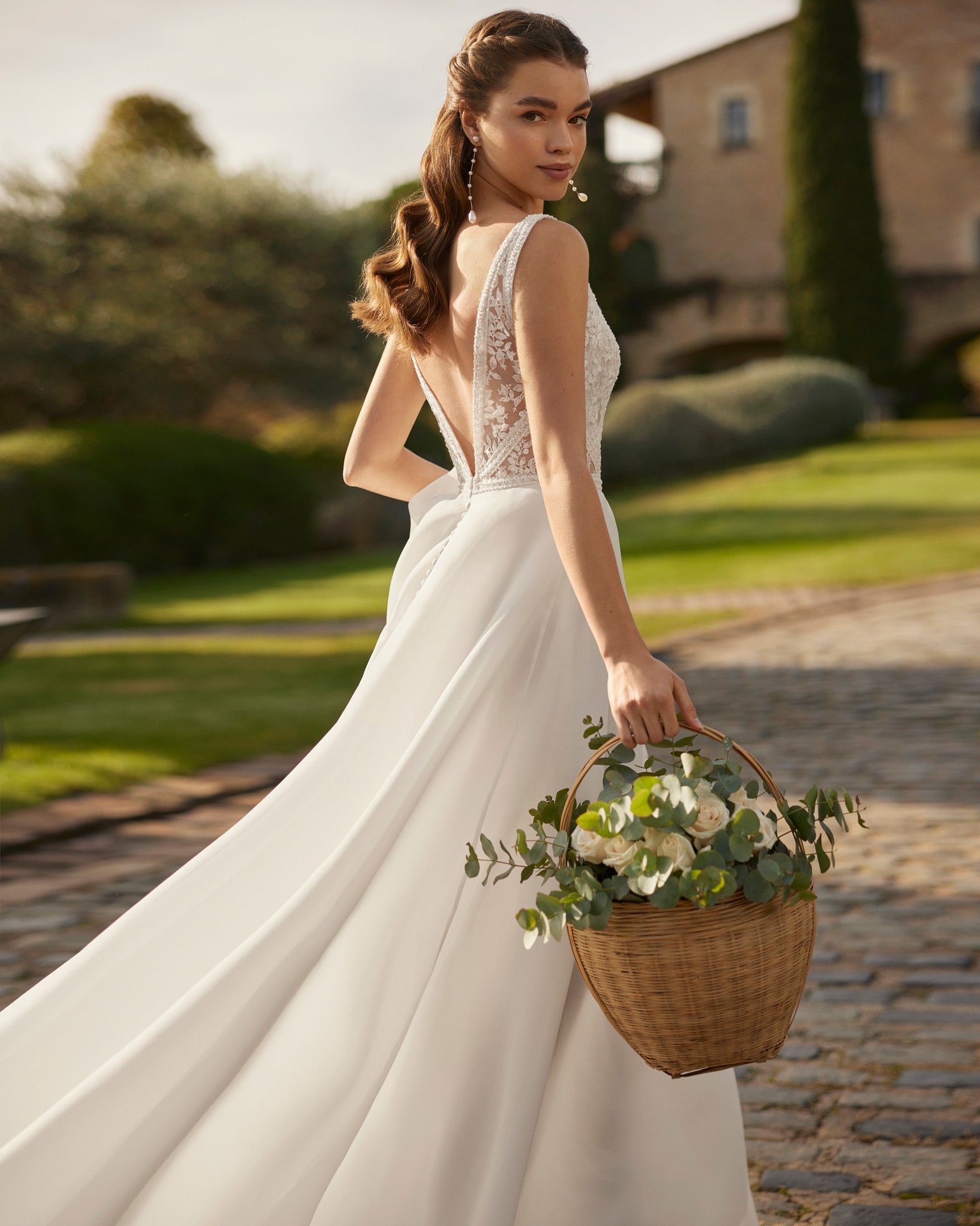 rosa clara_brautatelier ried_gilma_9E123_brautkleid_klassisch_spitze_hoch_geschlossen_hinten_details-min
