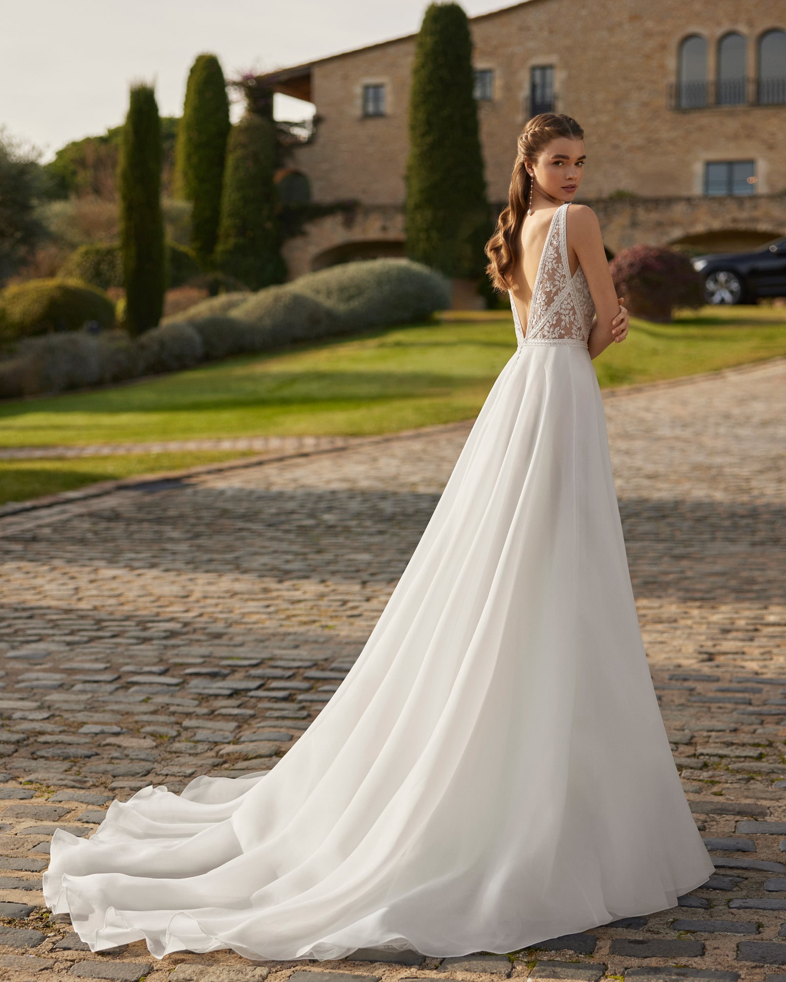 rosa clara_brautatelier ried_gilma_9E123_brautkleid_klassisch_spitze_hoch_geschlossen_hinten_ganz-min