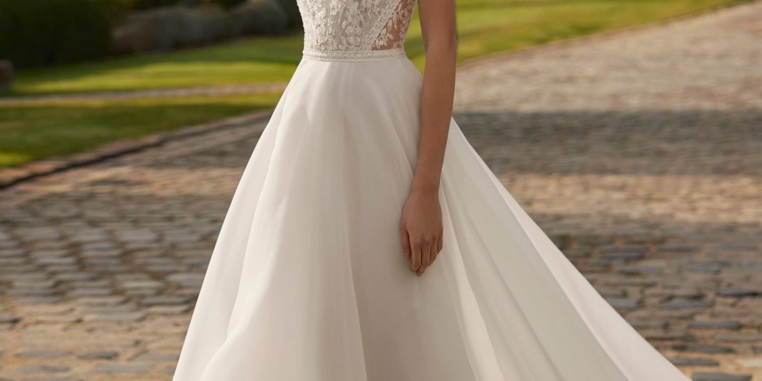 rosa clara_brautatelier ried_gilma_9E123_brautkleid_klassisch_spitze_hoch_geschlossen_vorne_ganz-min