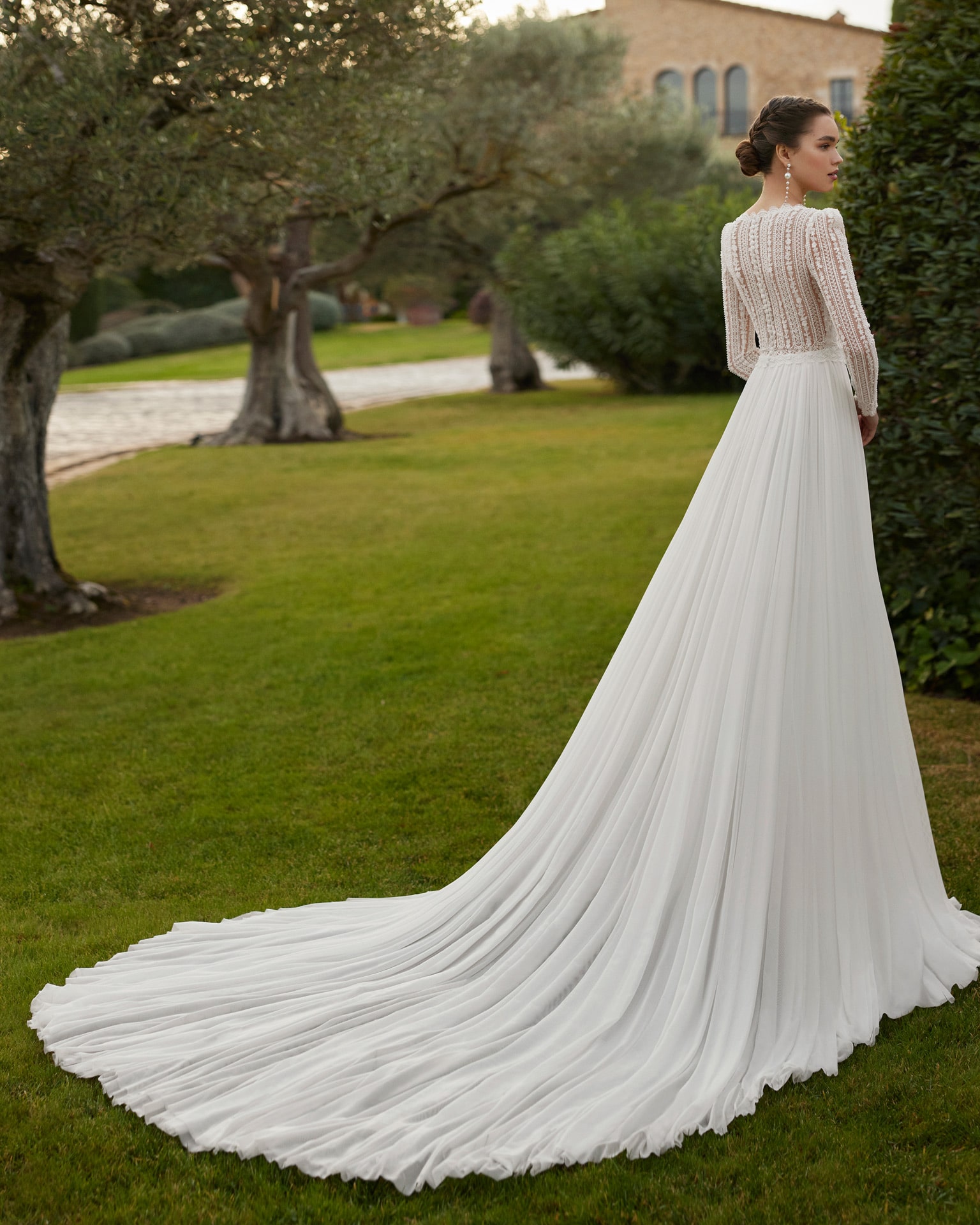 rosa clara_brautatelier ried_gracia_9E127_brautkleid_klassisch_spitze_perlebestickung_langarm_hinten_ganz-min