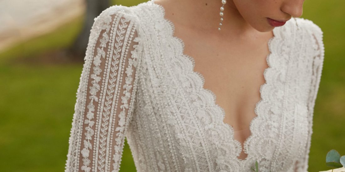 rosa clara_brautatelier ried_gracia_9E127_brautkleid_klassisch_spitze_perlebestickung_langarm_vorne_details-min