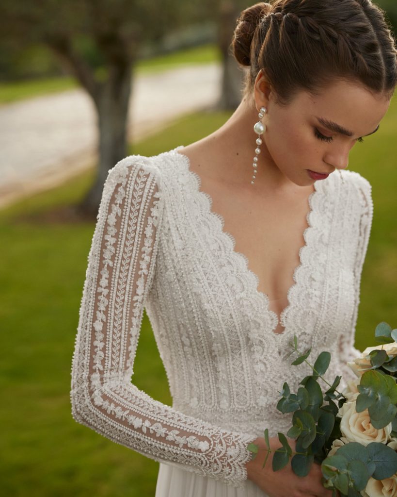 rosa clara_brautatelier ried_gracia_9E127_brautkleid_klassisch_spitze_perlebestickung_langarm_vorne_details-min