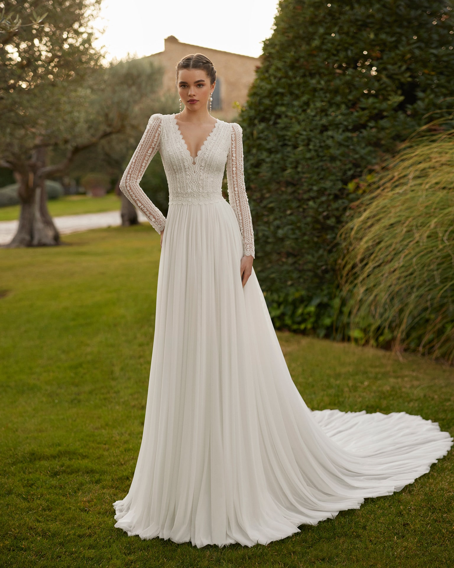 rosa clara_brautatelier ried_gracia_9E127_brautkleid_klassisch_spitze_perlebestickung_langarm_vorne_ganz-min