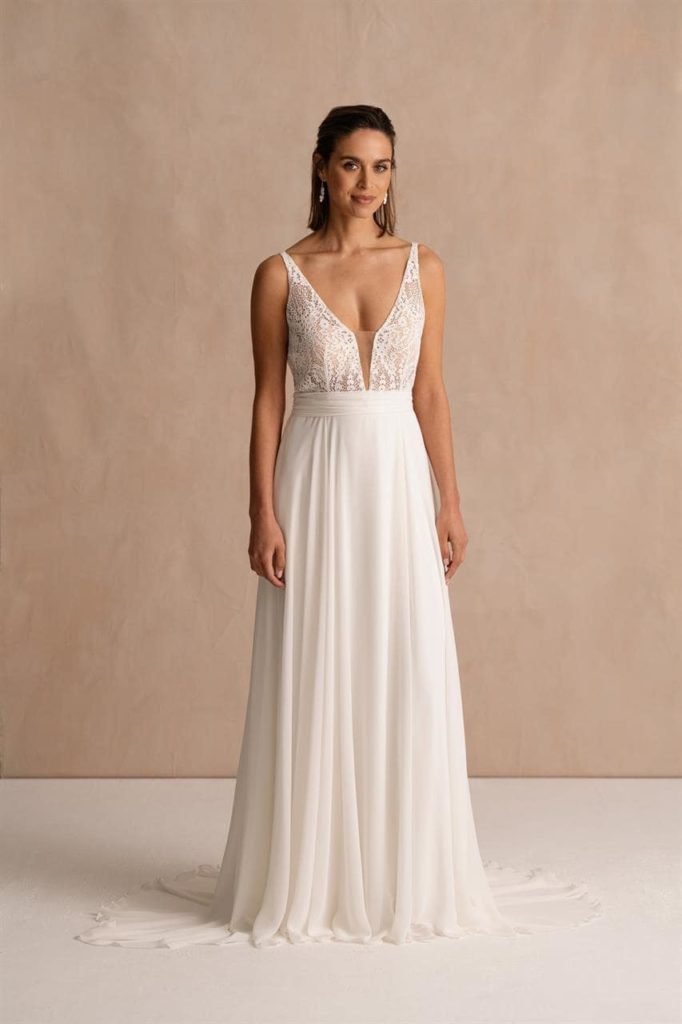 Marylise_brautatelier ried_elli_brautkleid_a linie_häkelspitze_tiefer ausschnitt_chiffonrock__ivory_vorne_1-min