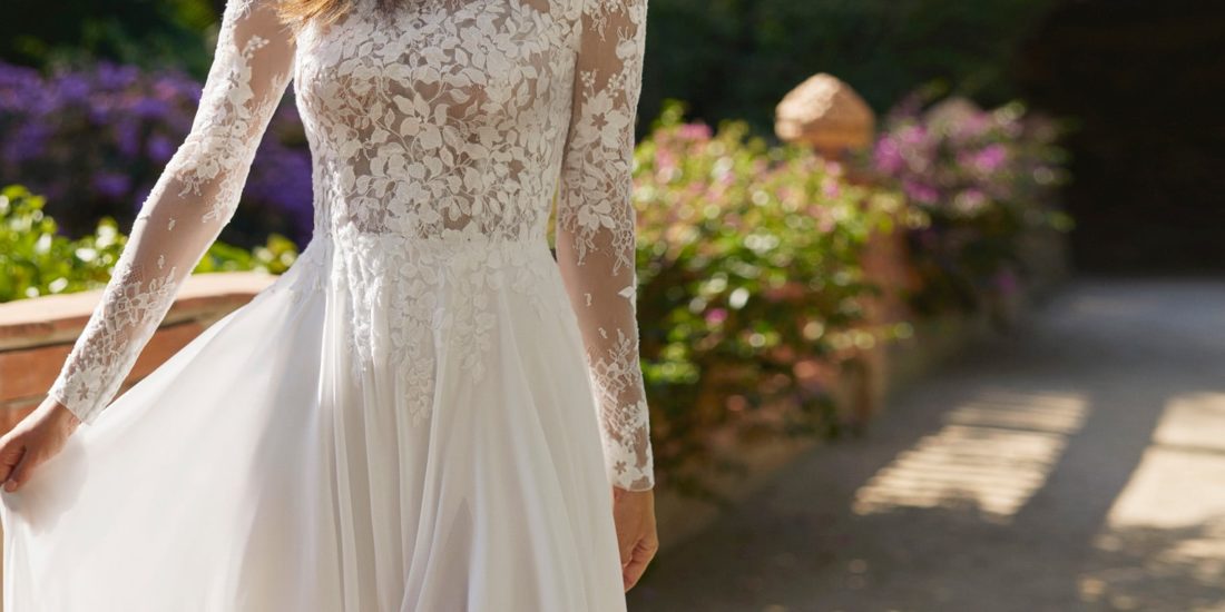 adriana alier_brautatelier ried_davina_9N25_brautkleid_chiffon_langarm_hochgeschlossen_ivory_details_1-min