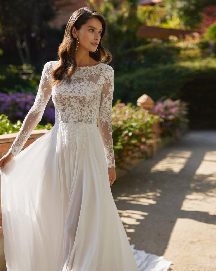adriana alier_brautatelier ried_davina_9N25_brautkleid_chiffon_langarm_hochgeschlossen_ivory_details_1-min