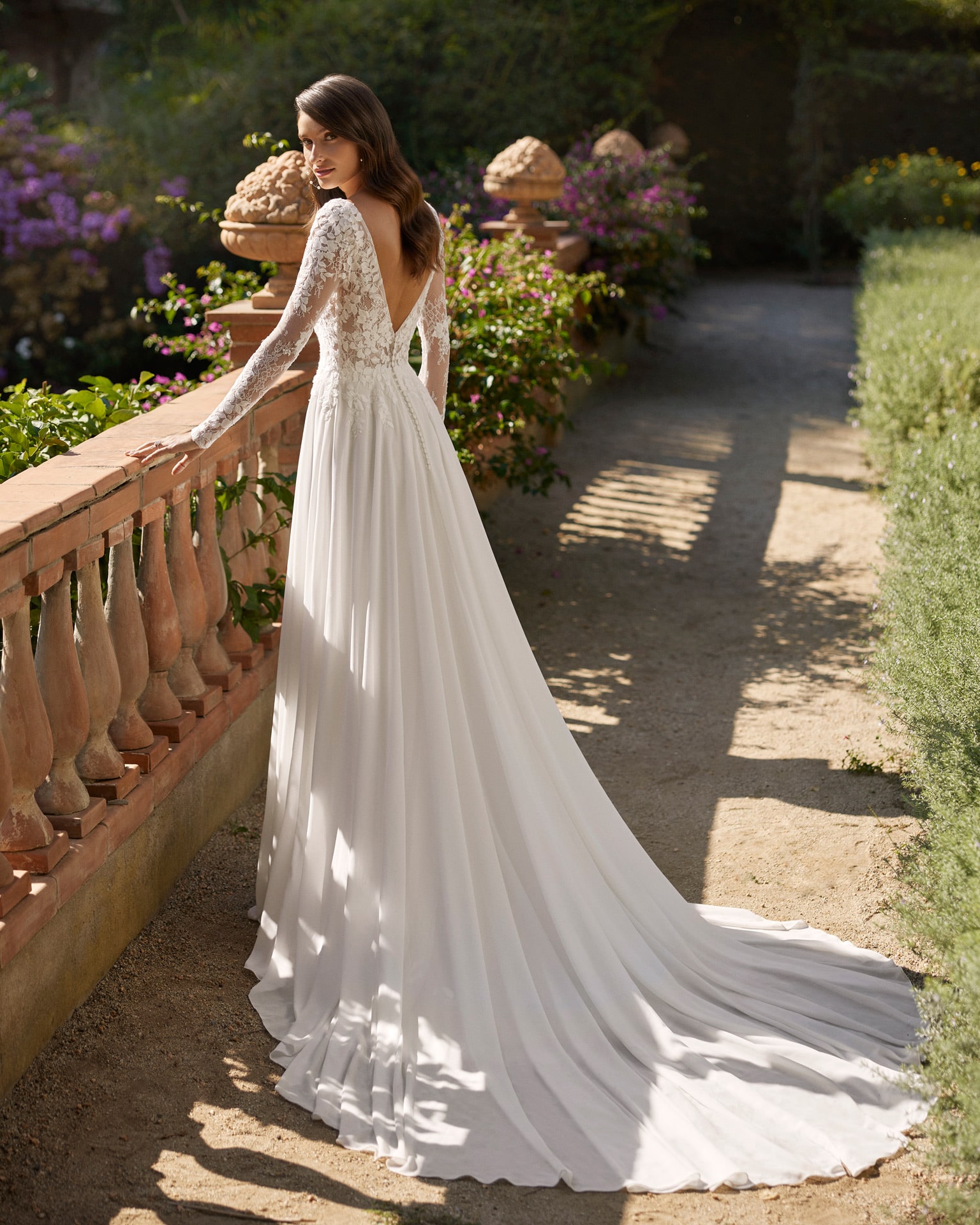 adriana alier_brautatelier ried_davina_9N25_brautkleid_chiffon_langarm_hochgeschlossen_ivory_rücken_1-min