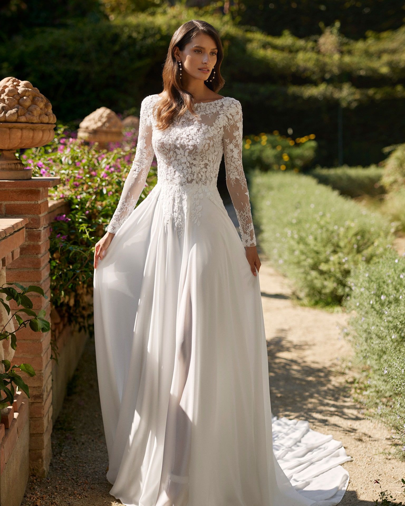 adriana alier_brautatelier ried_davina_9N25_brautkleid_chiffon_langarm_hochgeschlossen_ivory_vorne_1-min