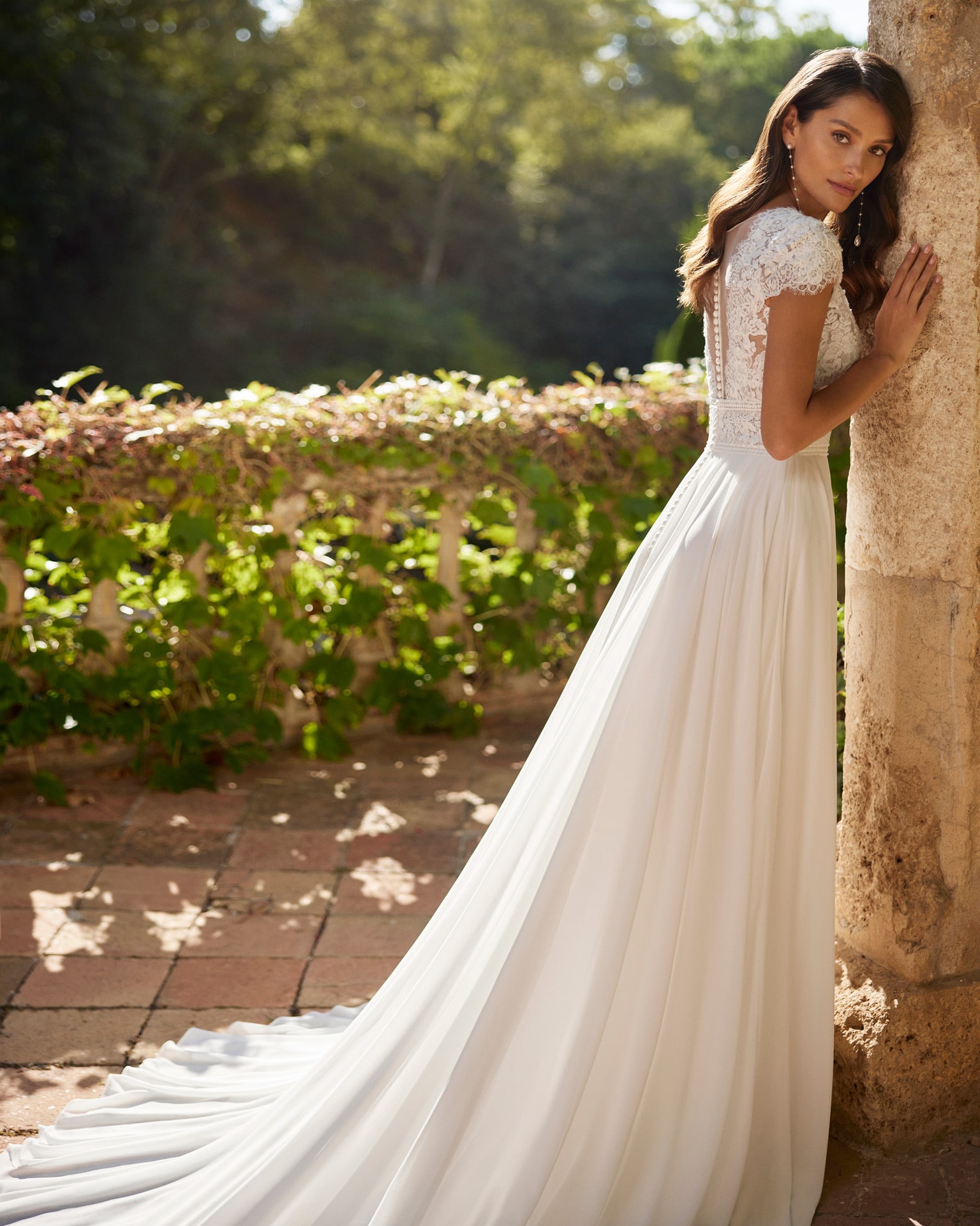 adriana alier_brautatelier ried_dayla_9N27_brautkleid_chiffon_kurze ärmel_beinschlitz_blütenspize_rücken_1-min